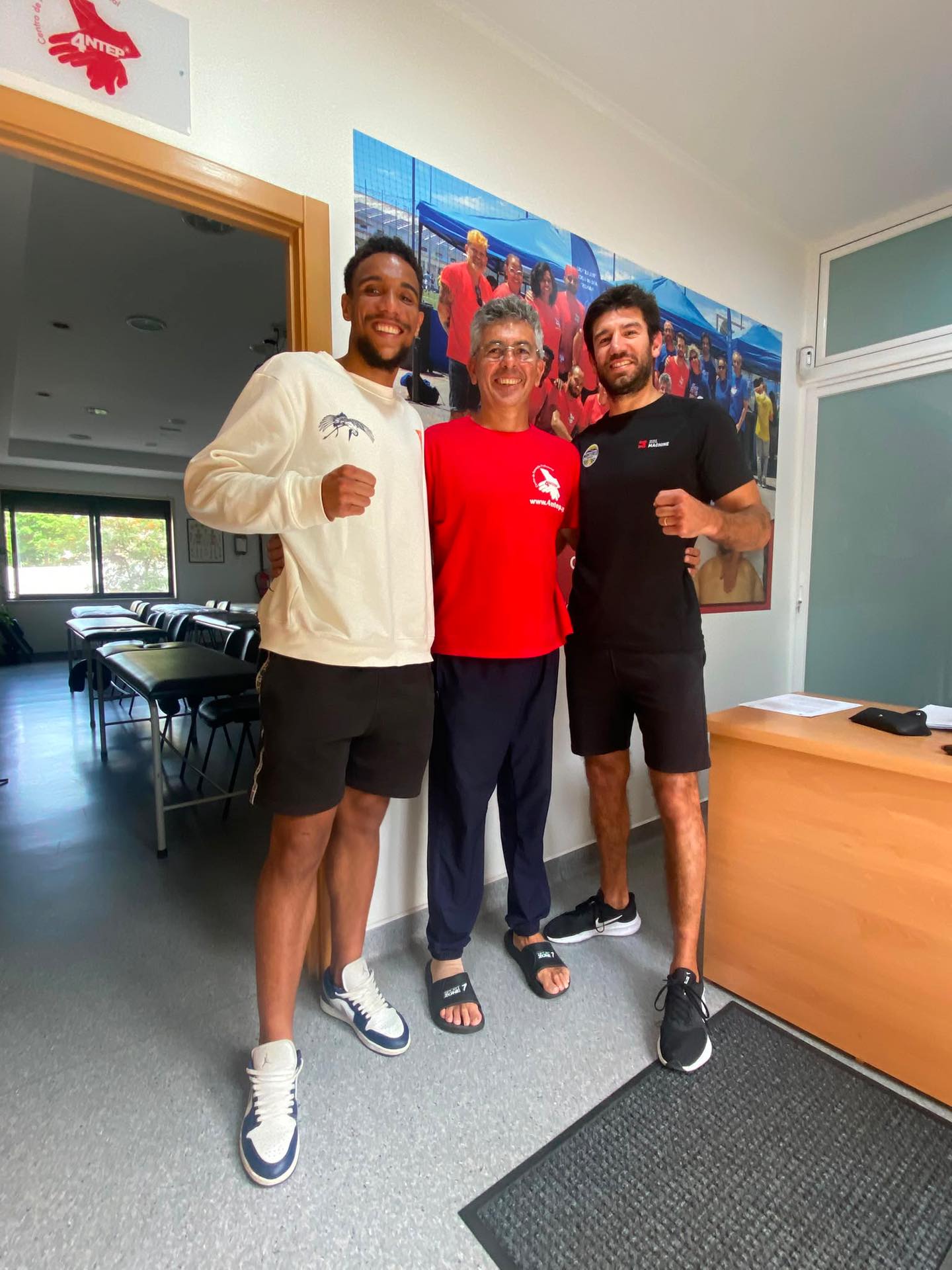 Tem sido um privilégio acompanhar a trajetória destes dois grandes atletas Diogo Neves e Tomás Varela. Vou torcendo pelas suas vitórias nos ringues e na vida pessoal, mais do que dois atletas são para mim dois amigos. Foi um grande momento para mim receber os dois esta semana.
