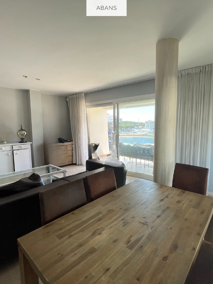 Sents que casa teva té potencial, però la veus fosca i mal aprofitada?
Aquest apartament a Platja d’Aro tenia una distribució condicionada per una columna al mig de la sala. Vam transformar una distribució fragmentada en un espai diàfan on la llum arriba a cada racó.
Convertim els obstacles estructurals en l'eix del disseny per guanyar amplitud real sense ampliar ni un sol metre.
Treiem a la llum el potencial de la teva llar?
--
¿Sientes que tu casa tiene potencial, pero la ves oscura y mal aprovechada?
Este apartamento en Platja d’Aro tenía una distribución condicionada por una columna en medio del salón. Transformamos una distribución fragmentada en un espacio diáfano donde la luz llega a cada rincón.
Convertimos los obstáculos estructurales en el eje del diseño para ganar amplitud real sin ampliar ni un solo metro.
¿Sacamos a la luz el potencial de tu hogar?
#glowrehabilitastudio #santcugatdelvalles #platjadaro #ReformesIntegrals #mobiliarioamedida #transformaciondeespacios #espaciosparavivir