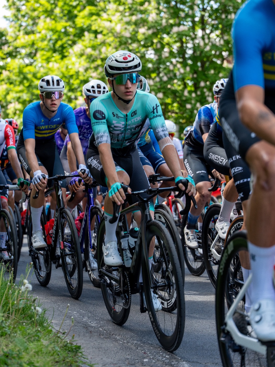 🇨🇿 First day ✅
Természetesen azonnal bekezdett a mezőny, mindenki szeretné megmutatni magát az U23-asok egyik legfontosabb versenyén 👀
Három versenyzőnk is megjött a sprinten, közülük Márkónak sikerült a legjobban: egy kisebb bukást kikerülve a végén a 15. helyen zárt.
Holnap egy hosszabb, 150 kilométeres szakasz következik, egy kulcsfontosságú emelkedővel a lejtős befutó előtt. Elöl kell lenni 🫡
-
Full gas right away at the Peace Race today. No surprise all the young guns want to shine in front of the eyes of the WT scouts 👀
We tried our best as well, and three of our riders arrived with the front group. Marko was our best sprinter today, taking 15th place despite being held up by a small crash in the finish.
A longer stage tomorrow, with a key climb in the final kilometers right before the downhill to the line. The plan is to stay right at the front 🫡
📸 @lapajhu
#tus_riders #TeamUnitedShipping