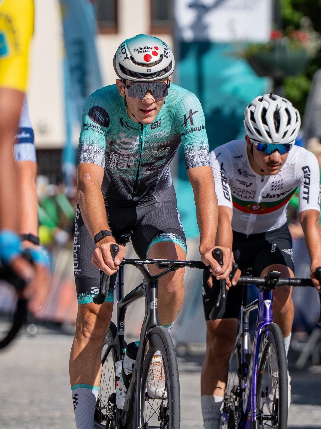 🛡️ Still on the front 🇨🇿
Máté tegnap megjött az elejével, így mint a GC-riderünk, még mindig versenyben van a mai királyetap előtt. 👌🏻 Igazi hegyi befutó lesz ma: 13 km hosszú, 5,5%-os átlagos meredekséggel. 👀
Kevésbé jó hír, hogy Csongort elveszítettük. Tegnap már nem érezte jól magát, így ki kell hagynia a második két szakaszt. Neki jobbulást kívánunk! 🙏🏻
-
Yesterday, Máté managed to arrive with the front group, which puts him in a great position before today’s queen stage. We are finishing with a real bad boy today: 13 km long with an average 5.5% gradient. 👀
On the less cheerful side of things, Csongor unfortunately DNF’d yesterday after feeling ill throughout the day. We are wishing him a speedy recovery! 🙏🏻
📸 @lapajhu
#tus_riders #TeamUnitedShipping