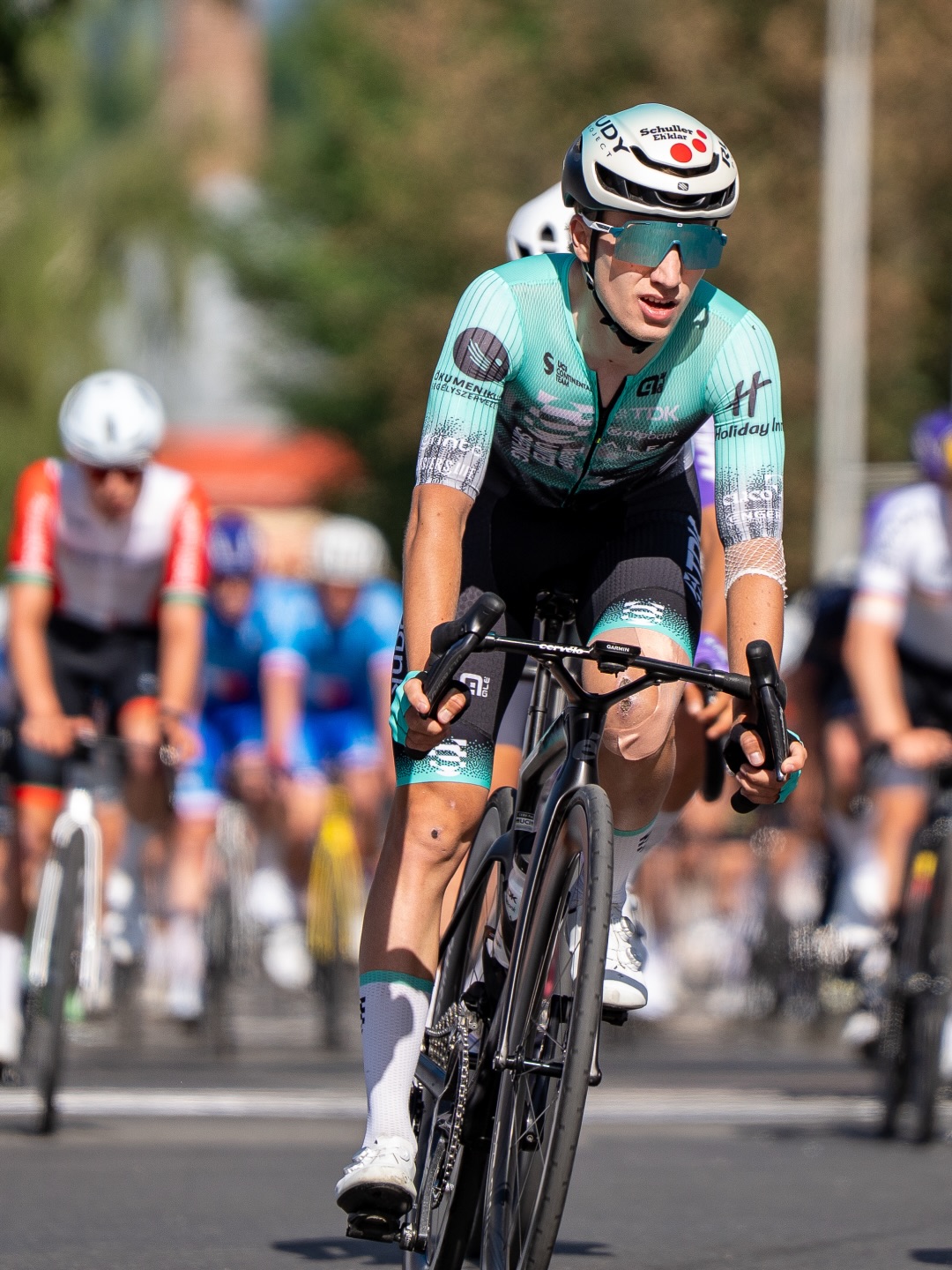 🇨🇿 First day ✅
Természetesen azonnal bekezdett a mezőny, mindenki szeretné megmutatni magát az U23-asok egyik legfontosabb versenyén 👀
Három versenyzőnk is megjött a sprinten, közülük Márkónak sikerült a legjobban: egy kisebb bukást kikerülve a végén a 15. helyen zárt.
Holnap egy hosszabb, 150 kilométeres szakasz következik, egy kulcsfontosságú emelkedővel a lejtős befutó előtt. Elöl kell lenni 🫡
-
Full gas right away at the Peace Race today. No surprise all the young guns want to shine in front of the eyes of the WT scouts 👀
We tried our best as well, and three of our riders arrived with the front group. Marko was our best sprinter today, taking 15th place despite being held up by a small crash in the finish.
A longer stage tomorrow, with a key climb in the final kilometers right before the downhill to the line. The plan is to stay right at the front 🫡
📸 @lapajhu
#tus_riders #TeamUnitedShipping