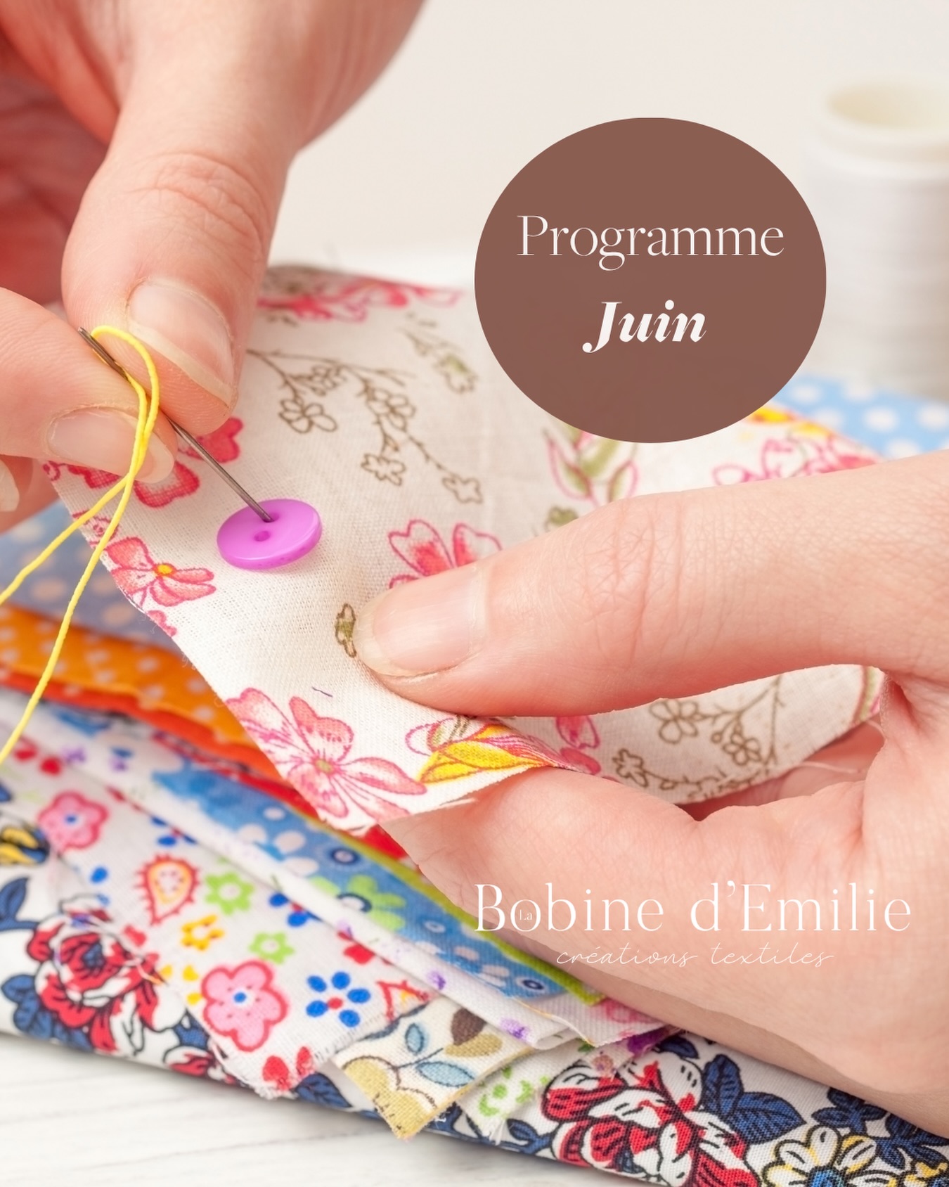 🪡Programme de juin de l’atelier de couture ambulant 🚐🪡
🍒 Voici les dates et lieux où me retrouver pour vos retouches, réparations et autres travaux de couture :
⚠️ Absente jeudi 18/06 à Rully et dimanche 21/06 à Chagny.
☑️les mardis 2, 9, 16, 23 et 30 : 17h-19h au Buffet de la Gare - Espace de coworking à Chagny @lareussite_coworking
C’est au rez-de-chaussée, à l’intérieur de l’espace de coworking pour vous accueillir. Il y a un espace essayage si besoin.
☑️les jeudis 4, 11, 18 (Givry uniquement) et 25 : marché de Givry le matin et 16h-18h30 à Rully (place Ste Marie)
☑️les dimanches 7, 14 et 28 : marché de Chagny (place de la mairie, à côté des arcades).
👛 Bon plan : Remises immédiates (et cumulables) entre 6€ et 25€ sur les réparations des trous, déchirures, zips, changement d’élastique et doublure de vos vêtements et linge de maison. Venez en profiter pour votre garde-robe d’été 👗 🩳 !
💭RAPPEL : Anticipez vos réparations, retouches et travaux de couture.
Mon planning de travail est déjà presque rempli et je serai en congé en juillet (à partir du lundi 13/07, retour début août).
Bon mois de juin ☀️
Emilie 🧵, artisane couturière ambulante en Côte Chalonnaise.
#retouchescouture #couturiereprofessionnelle #bonusreparation #confectionsurmesure