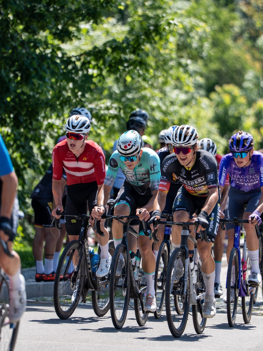 🇨🇿 Peace Race ✅
Šternberkben ért véget ma a Békeverseny, ahol ezúttal Barni volt a legjobb versenyzőnk, egy 31. hellyel a lábában.
Fontos négy nap volt ez a csapat fiataljainak, és sikerült szépen helytállni. Nem mindig adta ki a vége, de ott voltunk az elejével, amikor tudtunk 👊🏻
A következő megálló Ausztria és a V4-versenyek első fele.
-
Last stage of the Peace Race today in Šternberk. Barni was our best-placed rider on the fast and difficult city circuit, eventually managing to grab 31st place.
It was a very important four days for our U23 squad, racing against the world’s best youth riders. We did not have the luckiest finishes here, but we definitely had some promising moments. Back to work now—the next stop is Austria for the first two V4 races 🫡
📸 @lapajhu
#tus_riders #TeamUnitedShipping