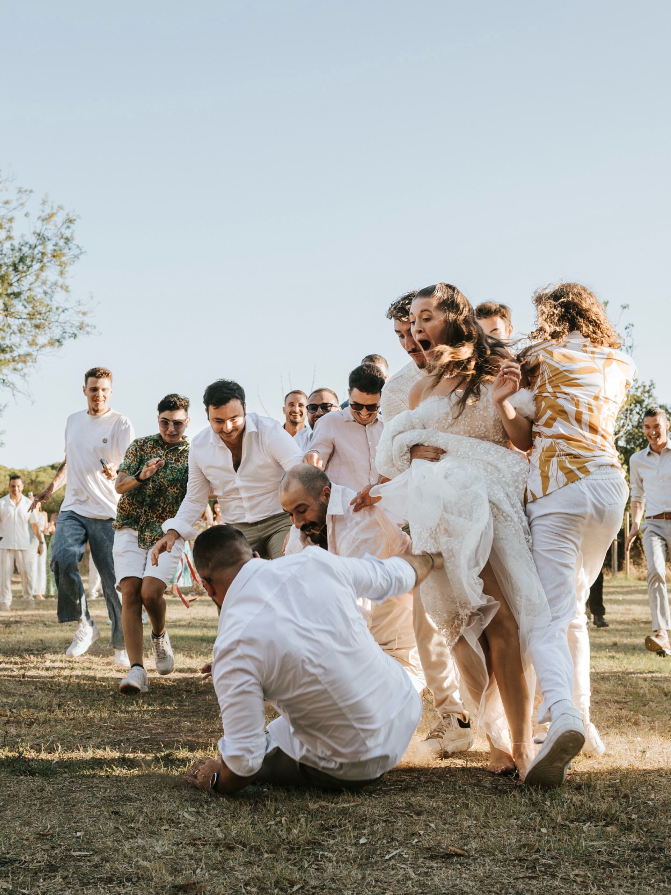 Les mariages ont des règles... c’est ce qu’on essaye encore parfois de nous faire croire. Choisir certaines couleurs plutôt que d’autres. Prévoir certaines traditions. Faire les choses « comme il faut »... 😅
Et puis il y a les mariages comme celui de Willow et Valentin : un mariage qui n’a jamais essayé de rentrer dans une case. Du fuchsia, du orange, du violet. Des chapeaux de cow-boy. Des cigares. Des éclats de rire à chaque coin du Château de Vaucouleurs. Et surtout, une énergie complètement folle. 🤠
Parce qu’au fond, un mariage n’est pas censé ressembler à une tendance Pinterest ou à ce que quelqu’un d’autre attend de vous. Il est censé vous ressembler ! Raconter votre histoire, vos goûts, vos délires, vos références que personne d’autre ne comprend vraiment.
Le plus beau compliment qu’on puisse faire à un mariage, ce n’est pas forcément de dire qu’il était élégant, raffiné ou parfaitement organisé. C’est de dire : « C’était tellement eux. »
Et ce jour-là, personne n’aurait pu confondre ce mariage avec celui de quelqu’un d’autre. Il y avait de la couleur partout, de la personnalité dans chaque détail et une bonne humeur tellement contagieuse qu’elle aurait probablement pu alimenter une petite ville pendant plusieurs jours.
Alors si vous êtes en train d’organiser votre mariage, voici votre rappel amical du jour : vous avez le droit de choisir ce qui vous plaît ! Même si c’est inattendu. Même si c’est coloré. Même si ça implique des chapeaux de cow-boy au milieu de la Provence.
Surtout si ça implique des chapeaux de cow-boy au milieu de la Provence !
Parce que les mariages dont on se souvient le plus longtemps sont rarement ceux qui suivent les règles. Ce sont ceux qui racontent une histoire : la vôtre. 🫶🏻
.
Vrais mariés : @willowvalente & @valentinstacchetti
Lieu de réception : @chateaudevaucouleurs
Wedding Planner : @mahina.moments
Photo : @elielle.fr
Vidéo : @focus_production83
Décoration : @piecesuniqueslocation
Fleurs : @nikofloralfactory
Mise en beauté : @marion_lhote
Traiteur : @starevenements
DJ : @sonocoevents
Bar à cocktails : @kombi_event
.
#photographemariage #mariageprovence #semarierenprovence