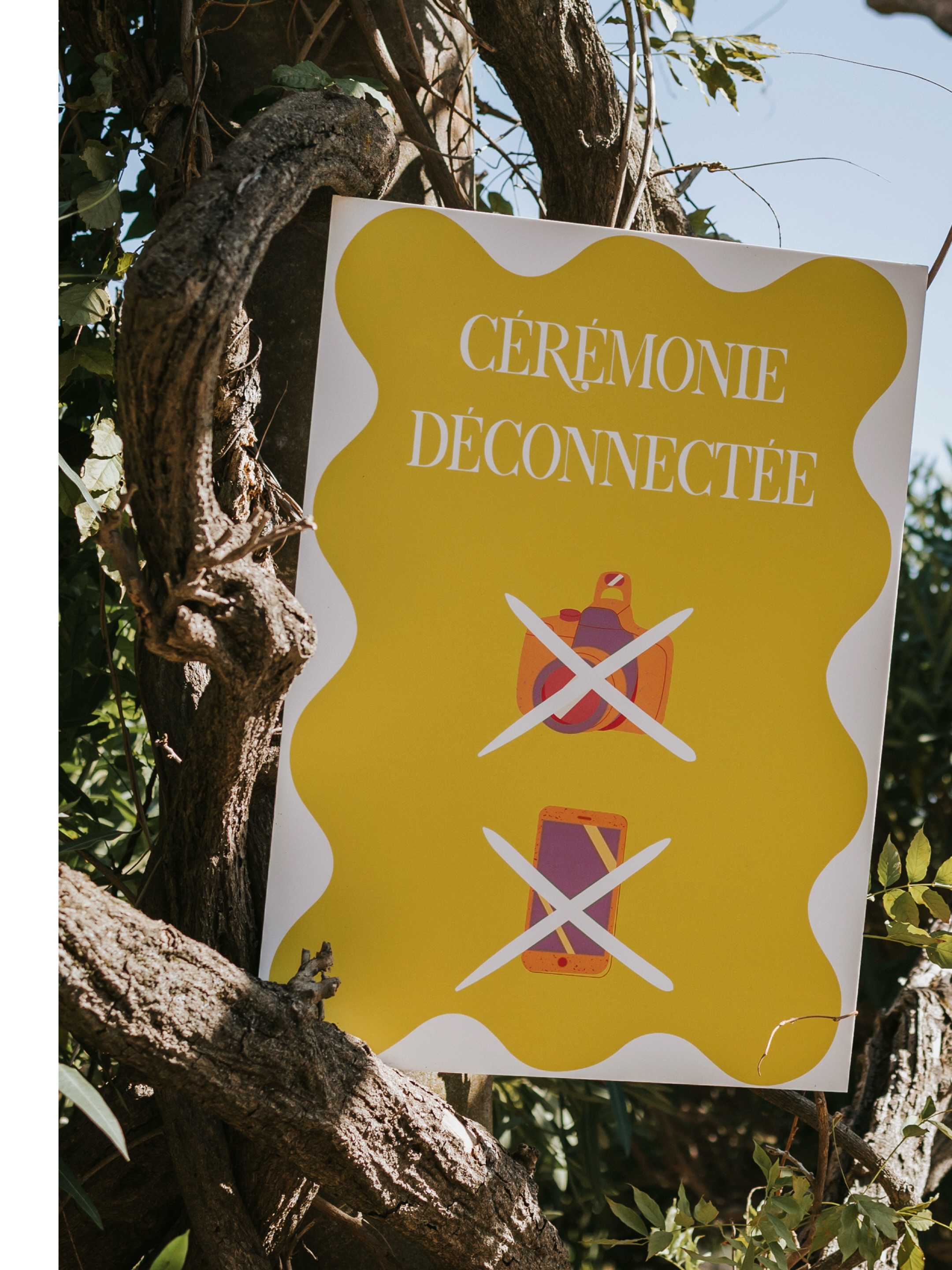 Les mariages ont des règles... c’est ce qu’on essaye encore parfois de nous faire croire. Choisir certaines couleurs plutôt que d’autres. Prévoir certaines traditions. Faire les choses « comme il faut »... 😅
Et puis il y a les mariages comme celui de Willow et Valentin : un mariage qui n’a jamais essayé de rentrer dans une case. Du fuchsia, du orange, du violet. Des chapeaux de cow-boy. Des cigares. Des éclats de rire à chaque coin du Château de Vaucouleurs. Et surtout, une énergie complètement folle. 🤠
Parce qu’au fond, un mariage n’est pas censé ressembler à une tendance Pinterest ou à ce que quelqu’un d’autre attend de vous. Il est censé vous ressembler ! Raconter votre histoire, vos goûts, vos délires, vos références que personne d’autre ne comprend vraiment.
Le plus beau compliment qu’on puisse faire à un mariage, ce n’est pas forcément de dire qu’il était élégant, raffiné ou parfaitement organisé. C’est de dire : « C’était tellement eux. »
Et ce jour-là, personne n’aurait pu confondre ce mariage avec celui de quelqu’un d’autre. Il y avait de la couleur partout, de la personnalité dans chaque détail et une bonne humeur tellement contagieuse qu’elle aurait probablement pu alimenter une petite ville pendant plusieurs jours.
Alors si vous êtes en train d’organiser votre mariage, voici votre rappel amical du jour : vous avez le droit de choisir ce qui vous plaît ! Même si c’est inattendu. Même si c’est coloré. Même si ça implique des chapeaux de cow-boy au milieu de la Provence.
Surtout si ça implique des chapeaux de cow-boy au milieu de la Provence !
Parce que les mariages dont on se souvient le plus longtemps sont rarement ceux qui suivent les règles. Ce sont ceux qui racontent une histoire : la vôtre. 🫶🏻
.
Vrais mariés : @willowvalente & @valentinstacchetti
Lieu de réception : @chateaudevaucouleurs
Wedding Planner : @mahina.moments
Photo : @elielle.fr
Vidéo : @focus_production83
Décoration : @piecesuniqueslocation
Fleurs : @nikofloralfactory
Mise en beauté : @marion_lhote
Traiteur : @starevenements
DJ : @sonocoevents
Bar à cocktails : @kombi_event
.
#photographemariage #mariageprovence #semarierenprovence