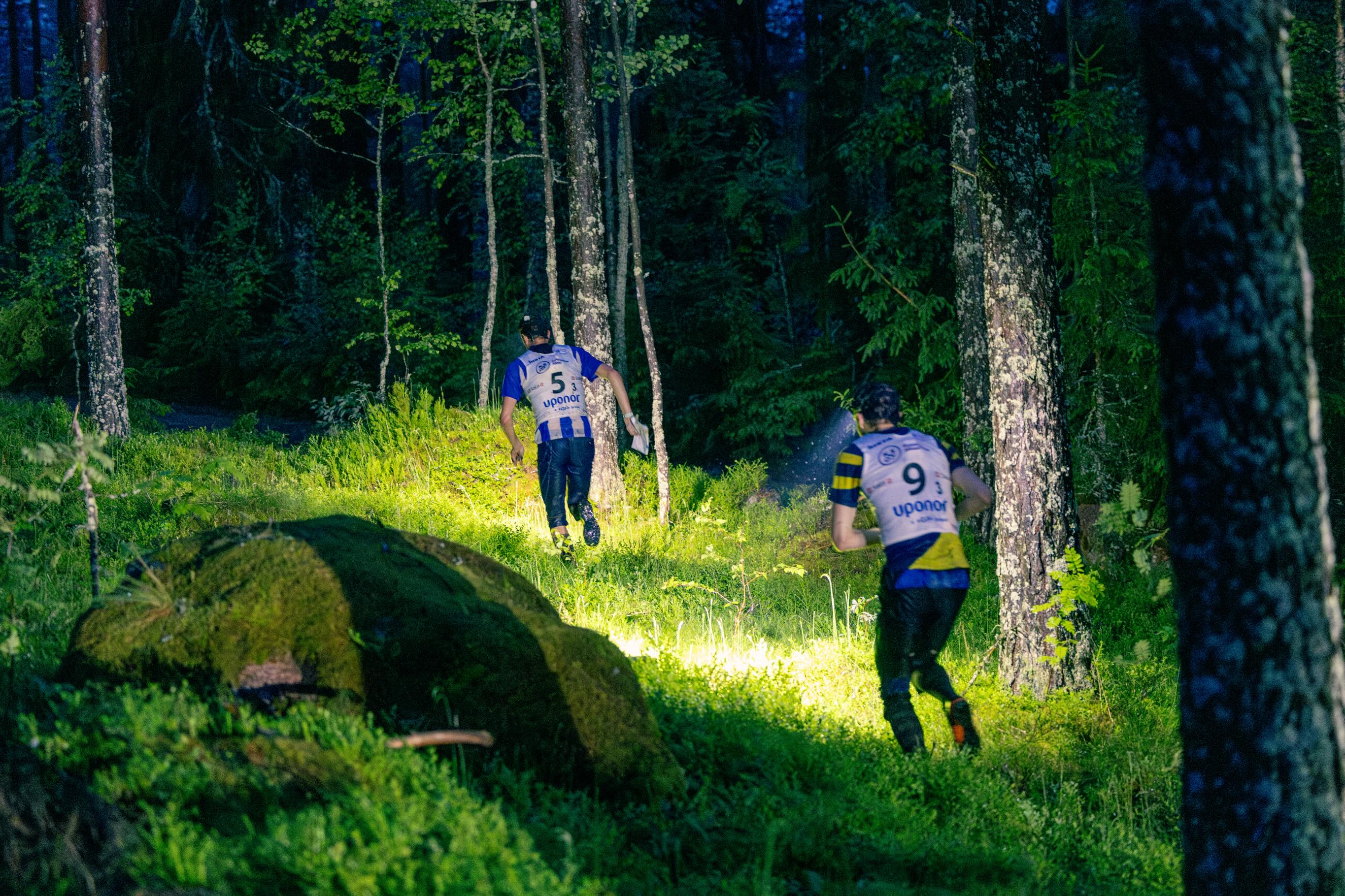 Kotka-Jukola 2026 suunnistettu ja hyvinhän se kohteli! 💛💙 Tässä kuvia yön varrelta eli swaippaile menemään!
Pitkien yöosuuksien jälkeen oltiin hienosti toisella sijalla vain 20 sekuntia kärkeä perässä @eeroheinonen , @tuukkamakinenn ja @artotalvinen hyvien suoritusten siivittämänä.
Tästä oli hyvä lähteä rakentamaan kohti aamun sarastusta ja tasaisten suoritusten @ekstromniklass @analogr4m @jurgenjoonas siivittämänä @aksu_r ankkuroi joukkueen hienosti kuudennelle sijalle.
MS Parman miehet ovat kerran historiansa aikana olleet kuudensia ja se tapahtui Lapualla Virkiä-Jukolassa 2007. Nykyinen sukupolvi on siis nyt vanhempien rinnalla ja seuraavina vuosina lähdetään tavoittelemaan viiden kärkeä ja seuran kaikkien aikojen sijoitusta! Kohti Vuokattia! 📈💪
Kuvista kiitos 📸 Teppo Salmia, Anu Uhotoinen ja Timo Mikkola 🤝
#orienteering #suunnistus #lumonite #noname #leader