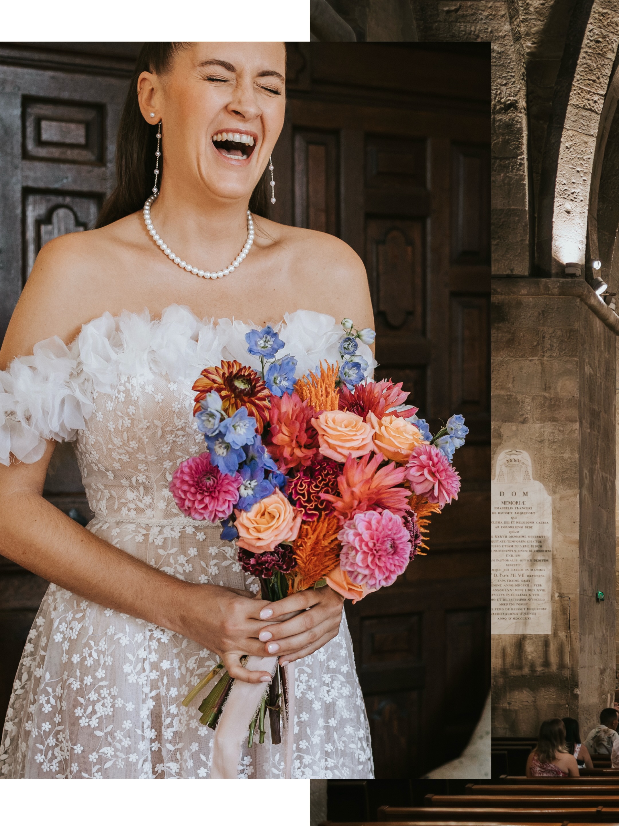 Les mariages ont des règles... c’est ce qu’on essaye encore parfois de nous faire croire. Choisir certaines couleurs plutôt que d’autres. Prévoir certaines traditions. Faire les choses « comme il faut »... 😅
Et puis il y a les mariages comme celui de Willow et Valentin : un mariage qui n’a jamais essayé de rentrer dans une case. Du fuchsia, du orange, du violet. Des chapeaux de cow-boy. Des cigares. Des éclats de rire à chaque coin du Château de Vaucouleurs. Et surtout, une énergie complètement folle. 🤠
Parce qu’au fond, un mariage n’est pas censé ressembler à une tendance Pinterest ou à ce que quelqu’un d’autre attend de vous. Il est censé vous ressembler ! Raconter votre histoire, vos goûts, vos délires, vos références que personne d’autre ne comprend vraiment.
Le plus beau compliment qu’on puisse faire à un mariage, ce n’est pas forcément de dire qu’il était élégant, raffiné ou parfaitement organisé. C’est de dire : « C’était tellement eux. »
Et ce jour-là, personne n’aurait pu confondre ce mariage avec celui de quelqu’un d’autre. Il y avait de la couleur partout, de la personnalité dans chaque détail et une bonne humeur tellement contagieuse qu’elle aurait probablement pu alimenter une petite ville pendant plusieurs jours.
Alors si vous êtes en train d’organiser votre mariage, voici votre rappel amical du jour : vous avez le droit de choisir ce qui vous plaît ! Même si c’est inattendu. Même si c’est coloré. Même si ça implique des chapeaux de cow-boy au milieu de la Provence.
Surtout si ça implique des chapeaux de cow-boy au milieu de la Provence !
Parce que les mariages dont on se souvient le plus longtemps sont rarement ceux qui suivent les règles. Ce sont ceux qui racontent une histoire : la vôtre. 🫶🏻
.
Vrais mariés : @willowvalente & @valentinstacchetti
Lieu de réception : @chateaudevaucouleurs
Wedding Planner : @mahina.moments
Photo : @elielle.fr
Vidéo : @focus_production83
Décoration : @piecesuniqueslocation
Fleurs : @nikofloralfactory
Mise en beauté : @marion_lhote
Traiteur : @starevenements
DJ : @sonocoevents
Bar à cocktails : @kombi_event
.
#photographemariage #mariageprovence #semarierenprovence