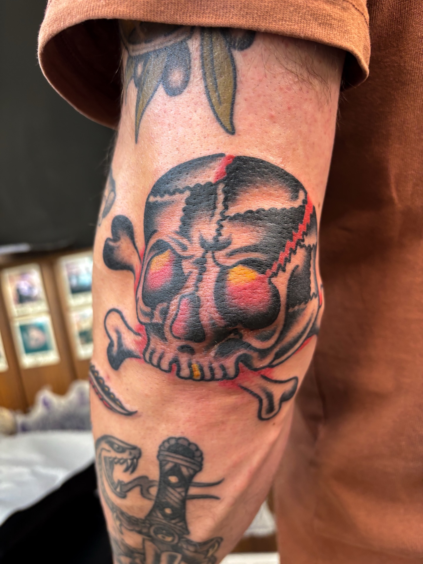 Calavera rota para mi buen cliente @_artisall en el codo.
Muchas gracias por dejarme siempre full libertad❤️❤️
Tatuaje hecho en @simbiosistattoo
Si te gusta alguno de mis diseños disponibles o tienes alguna idea en mente mándame un mensaje y agendamos una cita.#traditionaltattoo #tattoogranada #granada #oldschooltattoo #skulltattoo