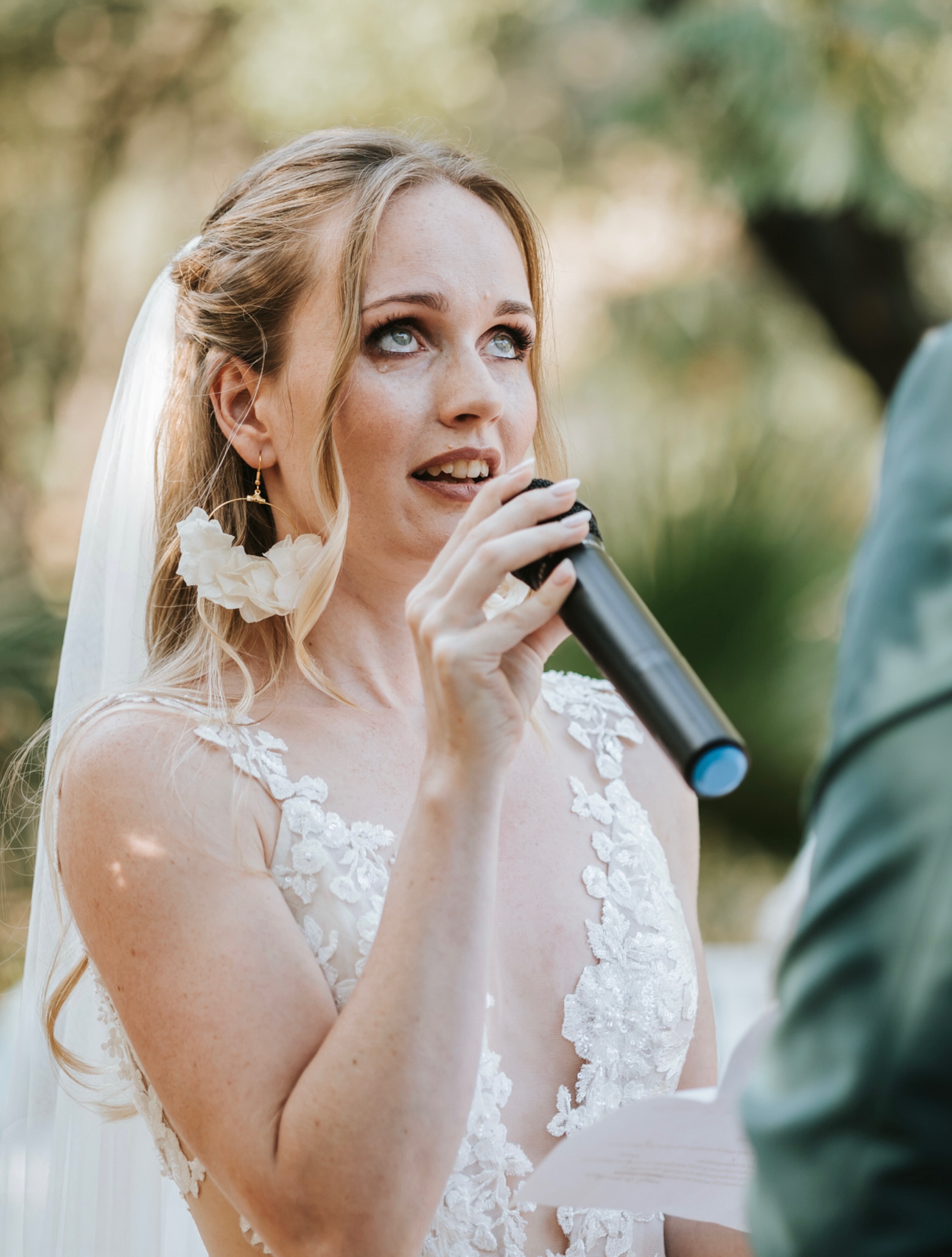 Quand on pense à un mariage en Provence, on imagine souvent des champs de lavande, des oliviers et le chant des cigales. Et puis il y a des lieux qui prennent un malin plaisir à nous faire voyager ailleurs... 🌵🏜️🤠
Martine et François sont venus du Luxembourg pour se marier sous le soleil du Sud. Mais ce jour-là, par moments, on aurait presque oublié où l’on était.
Des terres rouges à perte de vue. Des cactus dressés sous le ciel bleu. Une lumière presque irréelle. Le Tropicana Flore a ce pouvoir étonnant de te faire parcourir des milliers de kilomètres sans quitter la Provence.
Et pour eux, ce décor n’avait rien d’un hasard. Parce qu’il ressemblait à l’endroit où François avait demandé Martine en mariage.
J’avouuuuue (Christophe sort de ce corps ! 😅) que j’adore cette idée ! Choisir un lieu qui raconte déjà quelque chose de votre histoire. Un lieu qui n’est pas seulement beau, mais qui a du sens. Comme un clin d’œil glissé discrètement dans la journée.
Au fil des heures, les invités ont partagé bien plus qu’un mariage. Ils ont embarqué dans un voyage. Entre les éclats de rire, les verres levés sous le soleil et cette atmosphère si particulière, il flottait dans l’air quelque chose de simple et d’évident : la joie d’être ensemble.
Et finalement, les souvenirs les plus forts naissent souvent comme ça. Quand un lieu réveille une émotion. Quand un détail rappelle une histoire. Quand une journée ressemble profondément à ceux qui la vivent.
Et entre nous, se retrouver au beau milieu d’un décor qui évoque l’Ouest américain sans avoir à passer dix heures dans un avion, c’est quand même un joli tour de magie. ✨
.
Vrais mariés : @martini7a & François
Lieu de réception : @tropicana.events
Décoration : @histoirevintage
Photo : @elielle.fr
Vidéo : @renaud_conti
Traiteur : @borges.evenements
Cocktails : @mr.mojitoo
Band : @bmtc.wedding
DJ : @sonorisation_83
Make-up & hair : @nelcreativite
Robe : @galialahav
Shoes : @christianlouboutin @hermes
.
#destinationwedding #mariageencalifornie #photographemariage #tropicanaflore