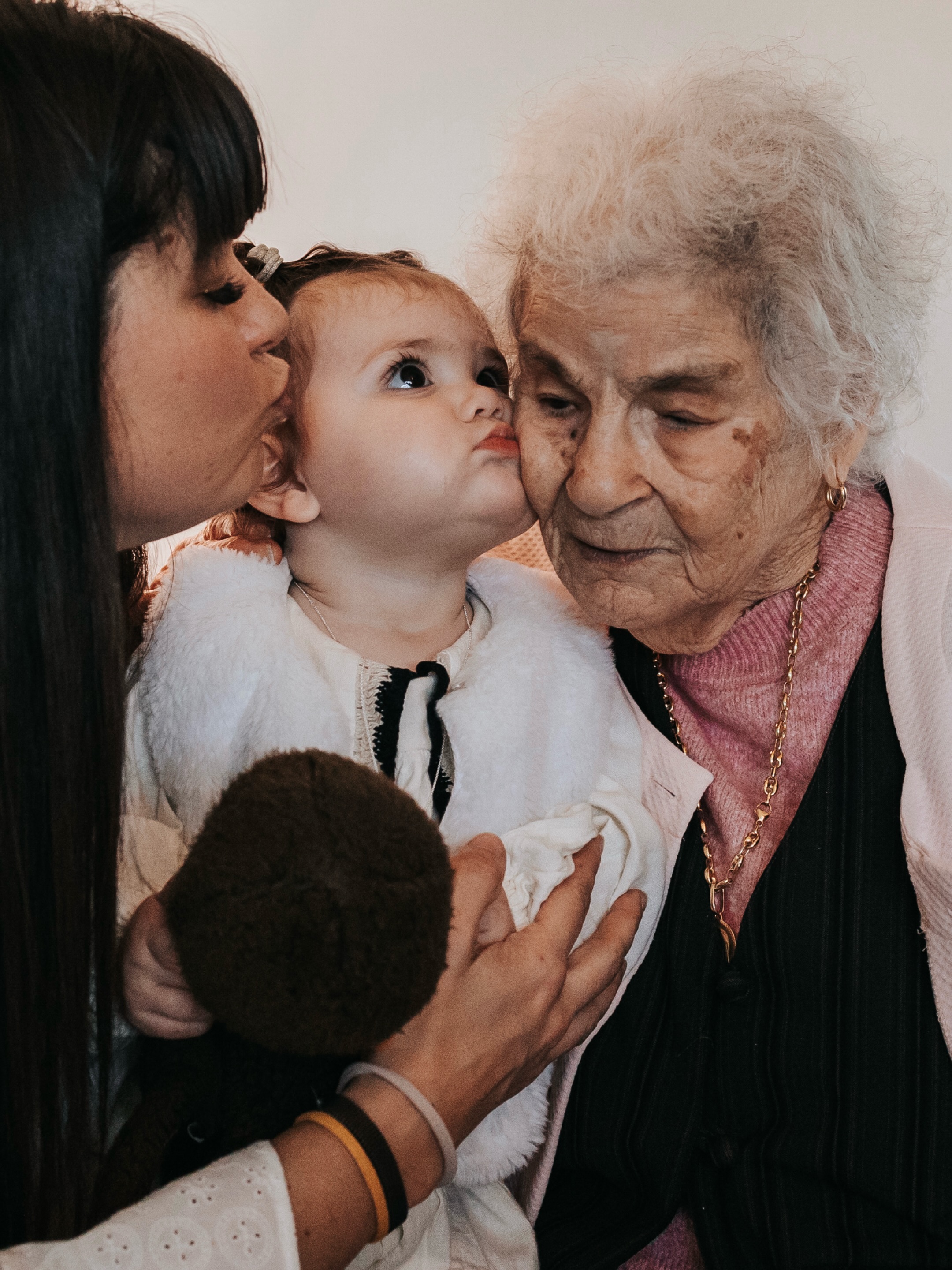 Dans la valise à souvenirs de Gwen, il y a déjà plusieurs chapitres. Il y a ce moment où tout commence à changer, doucement, quand elle attendait son bébé. Puis cette première bougie soufflée, un peu maladroite, un peu joyeuse. Il y a aussi une promesse renouvelée, des années plus tard, entourée de ceux qui comptent. Et puis des instants plus simples, en famille, sans occasion particulière, juste parce que la vie est là…
Rien d’extraordinaire pris séparément. Et pourtant, mis bout à bout, ça raconte quelque chose de précieux. Une histoire qui avance. Des liens qui évoluent. Des visages qui changent sans qu’on s’en rende vraiment compte. ❤️
Gwen aime dire que je suis sa photographe de famille (oui, j’avoue que mon ego aime beaucoup 😜). Et moi, j’aime surtout me dire que je l’accompagne un peu, au fil du temps, pour ne pas laisser ces moments s’échapper complètement.
Parce qu’on pense toujours qu’on se souviendra. Et puis la vie passe, les détails s’effacent, et ce qu’il en reste mérite qu’on en prenne soin.
Faire des photos régulièrement, ce n’est pas « marquer le coup ». C’est juste continuer à remplir sa valise. Encore un peu. Encore une fois. Et un jour, tu l’ouvres… et tu te rends compte de tout ce que tu as vécu.
Et toi, ressens-tu l’envie ou le besoin de garder une trace de ce tu vis aujourd’hui ? Dis-le moi en commentaire 😉
.
Un grand merci à mon amie @gwen_rvl_ pour ce partage 🫶🏻 Love you copine ❤️
.
#photographedefamille #photographeprovence #memoirefamiliale
