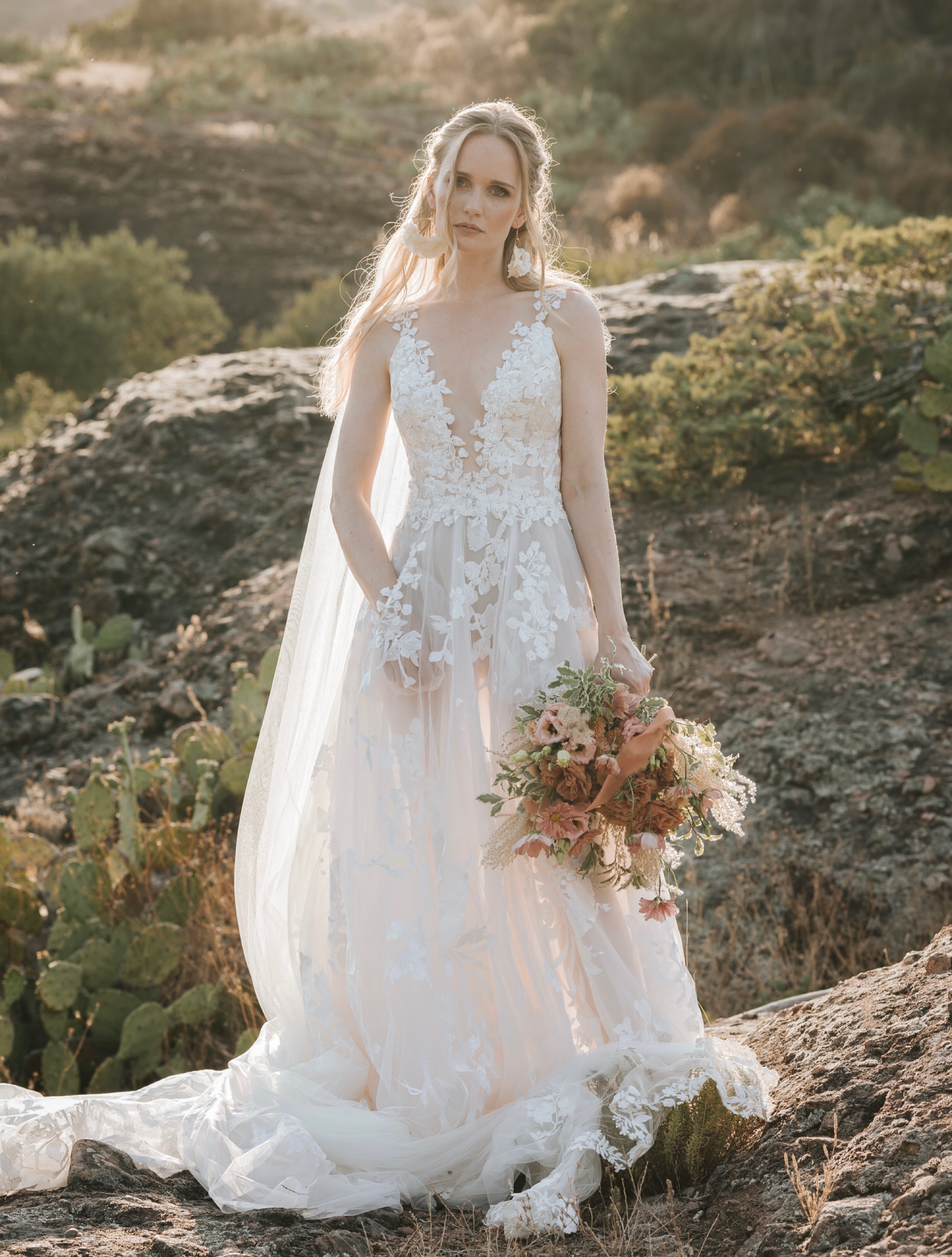 Quand on pense à un mariage en Provence, on imagine souvent des champs de lavande, des oliviers et le chant des cigales. Et puis il y a des lieux qui prennent un malin plaisir à nous faire voyager ailleurs... 🌵🏜️🤠
Martine et François sont venus du Luxembourg pour se marier sous le soleil du Sud. Mais ce jour-là, par moments, on aurait presque oublié où l’on était.
Des terres rouges à perte de vue. Des cactus dressés sous le ciel bleu. Une lumière presque irréelle. Le Tropicana Flore a ce pouvoir étonnant de te faire parcourir des milliers de kilomètres sans quitter la Provence.
Et pour eux, ce décor n’avait rien d’un hasard. Parce qu’il ressemblait à l’endroit où François avait demandé Martine en mariage.
J’avouuuuue (Christophe sort de ce corps ! 😅) que j’adore cette idée ! Choisir un lieu qui raconte déjà quelque chose de votre histoire. Un lieu qui n’est pas seulement beau, mais qui a du sens. Comme un clin d’œil glissé discrètement dans la journée.
Au fil des heures, les invités ont partagé bien plus qu’un mariage. Ils ont embarqué dans un voyage. Entre les éclats de rire, les verres levés sous le soleil et cette atmosphère si particulière, il flottait dans l’air quelque chose de simple et d’évident : la joie d’être ensemble.
Et finalement, les souvenirs les plus forts naissent souvent comme ça. Quand un lieu réveille une émotion. Quand un détail rappelle une histoire. Quand une journée ressemble profondément à ceux qui la vivent.
Et entre nous, se retrouver au beau milieu d’un décor qui évoque l’Ouest américain sans avoir à passer dix heures dans un avion, c’est quand même un joli tour de magie. ✨
.
Vrais mariés : @martini7a & François
Lieu de réception : @tropicana.events
Décoration : @histoirevintage
Photo : @elielle.fr
Vidéo : @renaud_conti
Traiteur : @borges.evenements
Cocktails : @mr.mojitoo
Band : @bmtc.wedding
DJ : @sonorisation_83
Make-up & hair : @nelcreativite
Robe : @galialahav
Shoes : @christianlouboutin @hermes
.
#destinationwedding #mariageencalifornie #photographemariage #tropicanaflore