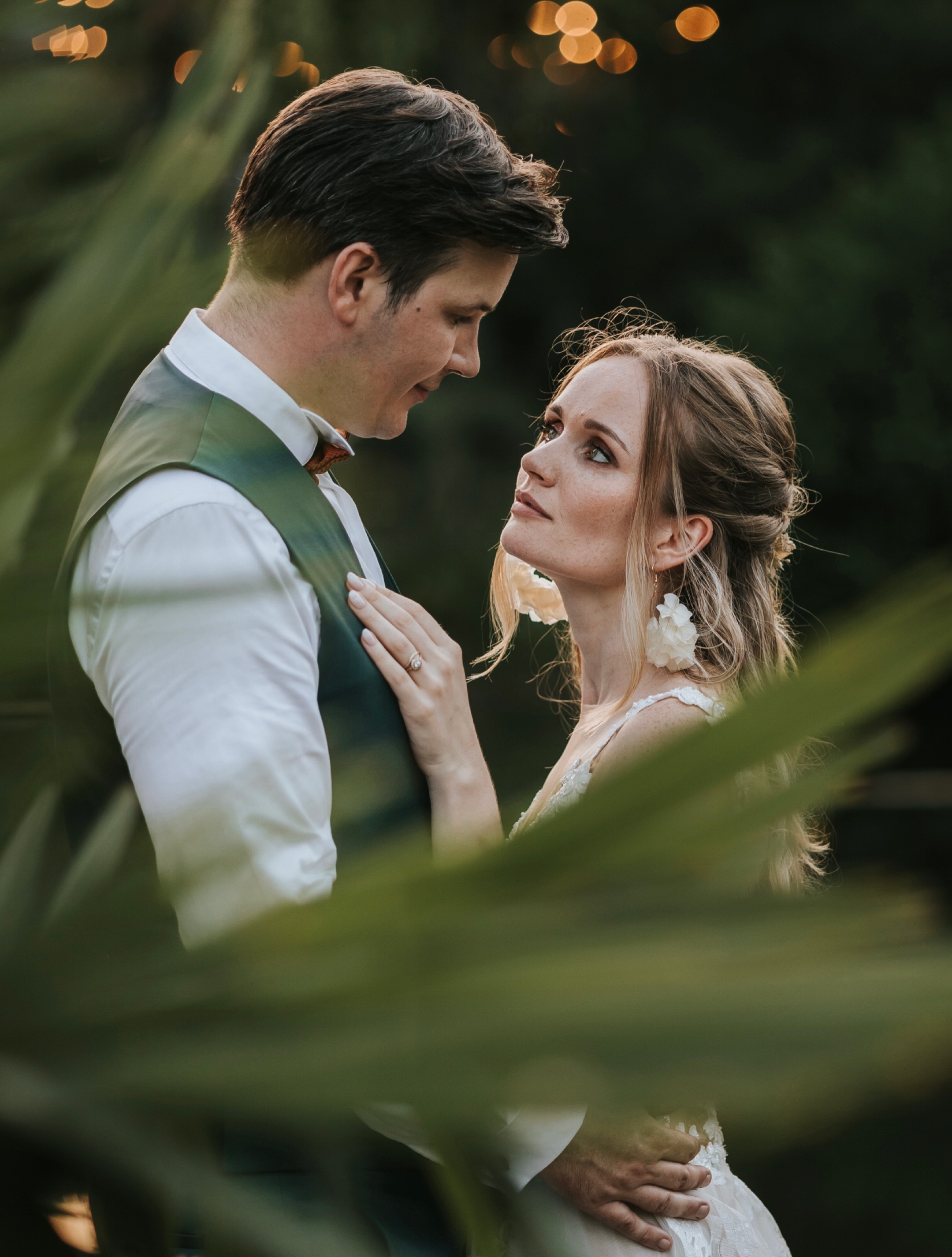 Quand on pense à un mariage en Provence, on imagine souvent des champs de lavande, des oliviers et le chant des cigales. Et puis il y a des lieux qui prennent un malin plaisir à nous faire voyager ailleurs... 🌵🏜️🤠
Martine et François sont venus du Luxembourg pour se marier sous le soleil du Sud. Mais ce jour-là, par moments, on aurait presque oublié où l’on était.
Des terres rouges à perte de vue. Des cactus dressés sous le ciel bleu. Une lumière presque irréelle. Le Tropicana Flore a ce pouvoir étonnant de te faire parcourir des milliers de kilomètres sans quitter la Provence.
Et pour eux, ce décor n’avait rien d’un hasard. Parce qu’il ressemblait à l’endroit où François avait demandé Martine en mariage.
J’avouuuuue (Christophe sort de ce corps ! 😅) que j’adore cette idée ! Choisir un lieu qui raconte déjà quelque chose de votre histoire. Un lieu qui n’est pas seulement beau, mais qui a du sens. Comme un clin d’œil glissé discrètement dans la journée.
Au fil des heures, les invités ont partagé bien plus qu’un mariage. Ils ont embarqué dans un voyage. Entre les éclats de rire, les verres levés sous le soleil et cette atmosphère si particulière, il flottait dans l’air quelque chose de simple et d’évident : la joie d’être ensemble.
Et finalement, les souvenirs les plus forts naissent souvent comme ça. Quand un lieu réveille une émotion. Quand un détail rappelle une histoire. Quand une journée ressemble profondément à ceux qui la vivent.
Et entre nous, se retrouver au beau milieu d’un décor qui évoque l’Ouest américain sans avoir à passer dix heures dans un avion, c’est quand même un joli tour de magie. ✨
.
Vrais mariés : @martini7a & François
Lieu de réception : @tropicana.events
Décoration : @histoirevintage
Photo : @elielle.fr
Vidéo : @renaud_conti
Traiteur : @borges.evenements
Cocktails : @mr.mojitoo
Band : @bmtc.wedding
DJ : @sonorisation_83
Make-up & hair : @nelcreativite
Robe : @galialahav
Shoes : @christianlouboutin @hermes
.
#destinationwedding #mariageencalifornie #photographemariage #tropicanaflore