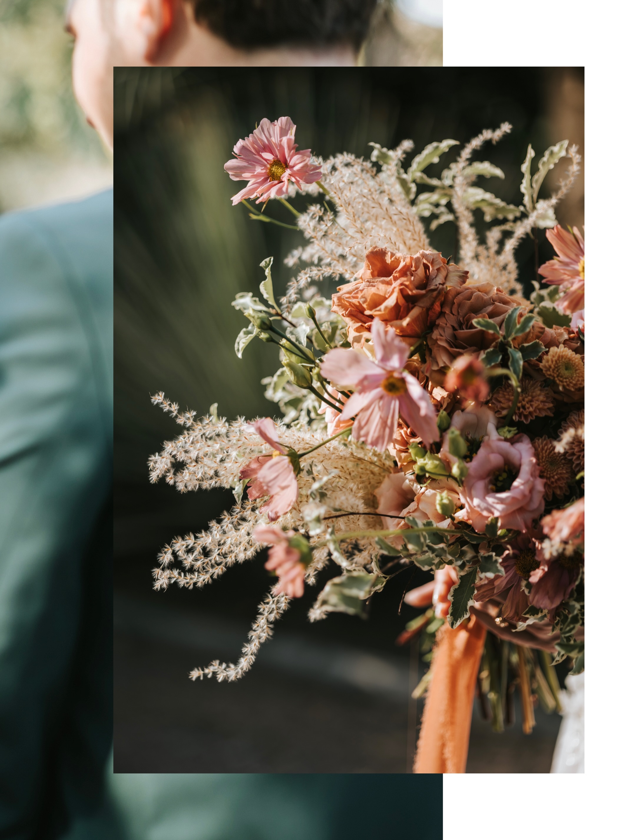 Quand on pense à un mariage en Provence, on imagine souvent des champs de lavande, des oliviers et le chant des cigales. Et puis il y a des lieux qui prennent un malin plaisir à nous faire voyager ailleurs... 🌵🏜️🤠
Martine et François sont venus du Luxembourg pour se marier sous le soleil du Sud. Mais ce jour-là, par moments, on aurait presque oublié où l’on était.
Des terres rouges à perte de vue. Des cactus dressés sous le ciel bleu. Une lumière presque irréelle. Le Tropicana Flore a ce pouvoir étonnant de te faire parcourir des milliers de kilomètres sans quitter la Provence.
Et pour eux, ce décor n’avait rien d’un hasard. Parce qu’il ressemblait à l’endroit où François avait demandé Martine en mariage.
J’avouuuuue (Christophe sort de ce corps ! 😅) que j’adore cette idée ! Choisir un lieu qui raconte déjà quelque chose de votre histoire. Un lieu qui n’est pas seulement beau, mais qui a du sens. Comme un clin d’œil glissé discrètement dans la journée.
Au fil des heures, les invités ont partagé bien plus qu’un mariage. Ils ont embarqué dans un voyage. Entre les éclats de rire, les verres levés sous le soleil et cette atmosphère si particulière, il flottait dans l’air quelque chose de simple et d’évident : la joie d’être ensemble.
Et finalement, les souvenirs les plus forts naissent souvent comme ça. Quand un lieu réveille une émotion. Quand un détail rappelle une histoire. Quand une journée ressemble profondément à ceux qui la vivent.
Et entre nous, se retrouver au beau milieu d’un décor qui évoque l’Ouest américain sans avoir à passer dix heures dans un avion, c’est quand même un joli tour de magie. ✨
.
Vrais mariés : @martini7a & François
Lieu de réception : @tropicana.events
Décoration : @histoirevintage
Photo : @elielle.fr
Vidéo : @renaud_conti
Traiteur : @borges.evenements
Cocktails : @mr.mojitoo
Band : @bmtc.wedding
DJ : @sonorisation_83
Make-up & hair : @nelcreativite
Robe : @galialahav
Shoes : @christianlouboutin @hermes
.
#destinationwedding #mariageencalifornie #photographemariage #tropicanaflore