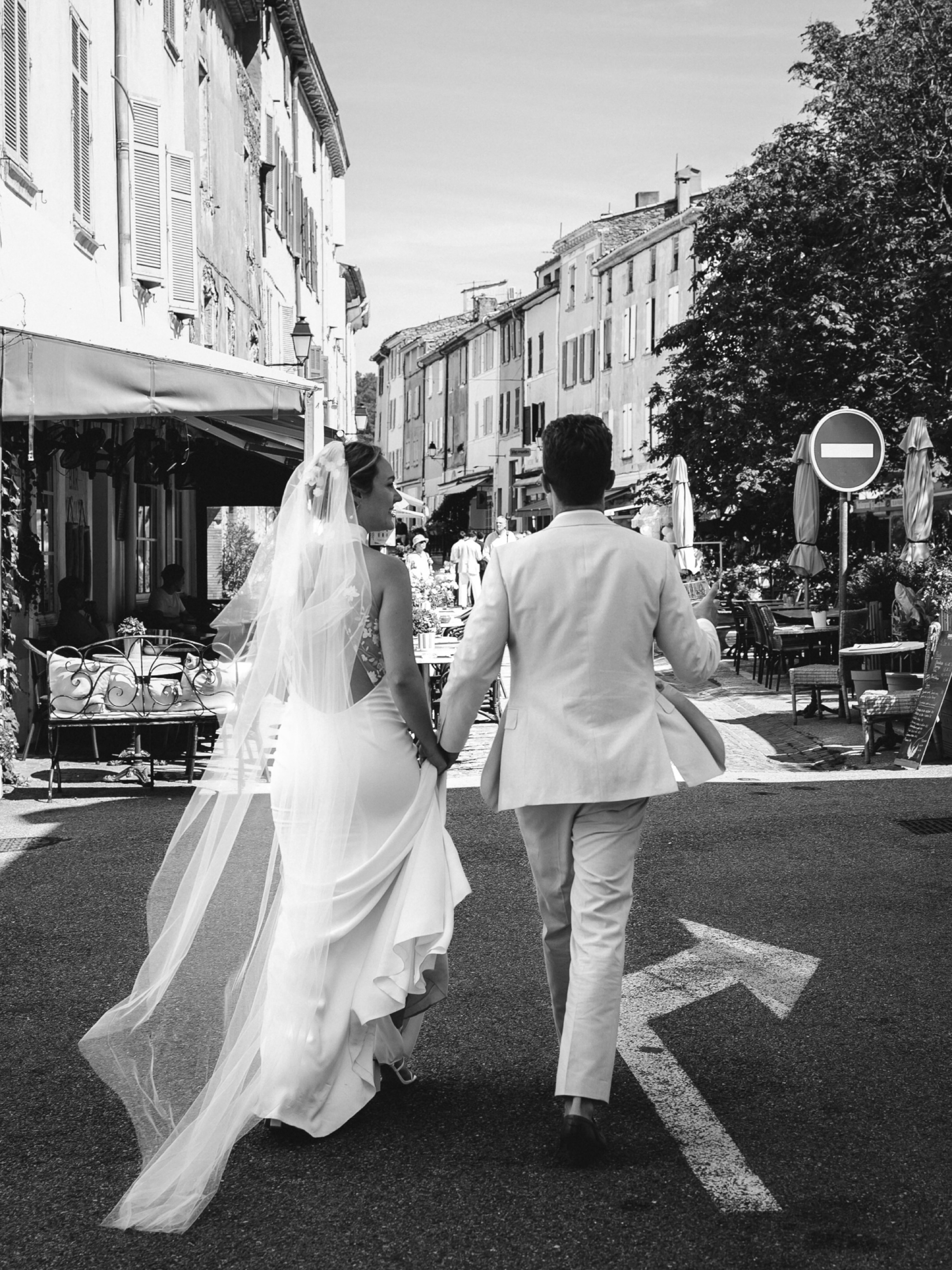 Quand on est Anglais, qu’on vit à Sydney et qu’on décide de réunir tous ses proches en Provence pour se marier, on ne fait pas les choses à moitié...
C’est ce qu’ont fait Kathy & Brent. Des milliers de kilomètres parcourus, des valises remplies, des fuseaux horaires oubliés pour quelques jours. Et à l’arrivée : le soleil de Provence, les cigales, les verres qui s’entrechoquent, et une sacrée bande de copains visiblement prête à faire honneur à l’événement.
J’aime les mariages où les invités viennent de loin parce qu’il y a quelque chose de profondément touchant dans le fait de traverser un pays, un continent ou parfois une planète entière pour être présent pour ceux qu’on aime. Ce jour-là, il n’y avait pas seulement deux personnes qui se mariaient. Il y avait une collection de liens, d’histoires, d’amitiés et de souvenirs construits au fil des années. Et ça se voyait, dans les accolades, dans les regards, dans les discours qui faisaient rire une minute avant de faire monter les larmes la suivante.
Et puis il y avait cette ambiance si particulière que seules les grandes retrouvailles savent créer. Comme si tout le monde avait conscience que ces moments-là sont rares. Précieux. Et qu’il fallait en profiter jusqu’à la dernière seconde.
Alors ils ont ri.
Ils ont trinqué.
Ils ont dansé.
Beaucoup.
Au fond, ce mariage n’était pas seulement une célébration. C’était un prétexte pour réunir tous ceux qui comptent. Et quand on y pense, c’est ça, le vrai luxe aujourd’hui : réussir à rassembler toutes les personnes qu’on aime autour d’une même table, même quand elles vivent aux quatre coins du monde.
Et ça, c’est le genre de souvenir qui mérite largement sa place dans une valise à souvenirs. 🧳📸🫶🏻
.
WP : @yourecostory
Photo : @elielle.fr
Video : @notaphotographer.weddingfilms
Traiteur : @maison_nans
DJ : @mixandlight
Décoration : @piecesuniqueslocation
Fleurs : @la_serre_hyeres
.
#destinationwedding #photographemariage #mariageenprovence