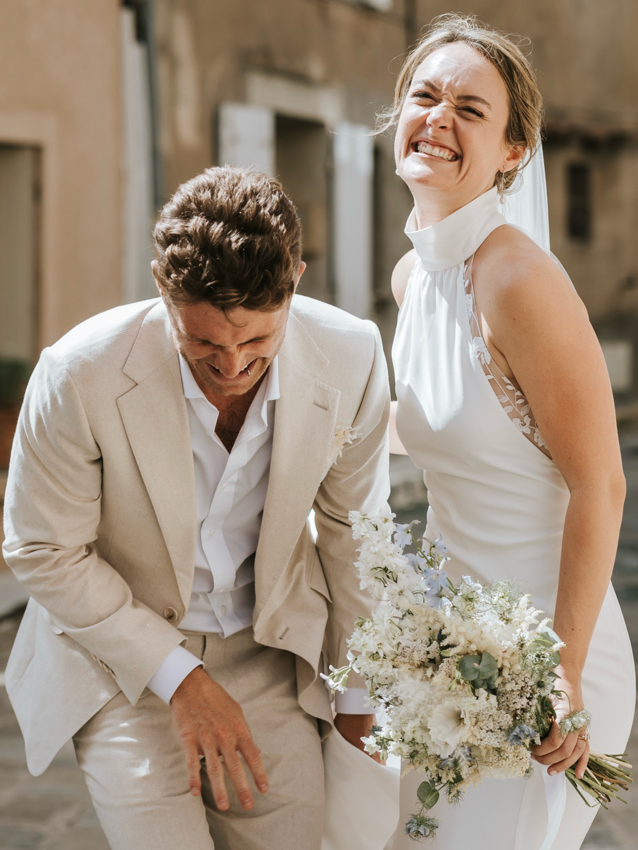 Quand on est Anglais, qu’on vit à Sydney et qu’on décide de réunir tous ses proches en Provence pour se marier, on ne fait pas les choses à moitié...
C’est ce qu’ont fait Kathy & Brent. Des milliers de kilomètres parcourus, des valises remplies, des fuseaux horaires oubliés pour quelques jours. Et à l’arrivée : le soleil de Provence, les cigales, les verres qui s’entrechoquent, et une sacrée bande de copains visiblement prête à faire honneur à l’événement.
J’aime les mariages où les invités viennent de loin parce qu’il y a quelque chose de profondément touchant dans le fait de traverser un pays, un continent ou parfois une planète entière pour être présent pour ceux qu’on aime. Ce jour-là, il n’y avait pas seulement deux personnes qui se mariaient. Il y avait une collection de liens, d’histoires, d’amitiés et de souvenirs construits au fil des années. Et ça se voyait, dans les accolades, dans les regards, dans les discours qui faisaient rire une minute avant de faire monter les larmes la suivante.
Et puis il y avait cette ambiance si particulière que seules les grandes retrouvailles savent créer. Comme si tout le monde avait conscience que ces moments-là sont rares. Précieux. Et qu’il fallait en profiter jusqu’à la dernière seconde.
Alors ils ont ri.
Ils ont trinqué.
Ils ont dansé.
Beaucoup.
Au fond, ce mariage n’était pas seulement une célébration. C’était un prétexte pour réunir tous ceux qui comptent. Et quand on y pense, c’est ça, le vrai luxe aujourd’hui : réussir à rassembler toutes les personnes qu’on aime autour d’une même table, même quand elles vivent aux quatre coins du monde.
Et ça, c’est le genre de souvenir qui mérite largement sa place dans une valise à souvenirs. 🧳📸🫶🏻
.
WP : @yourecostory
Photo : @elielle.fr
Video : @notaphotographer.weddingfilms
Traiteur : @maison_nans
DJ : @mixandlight
Décoration : @piecesuniqueslocation
Fleurs : @la_serre_hyeres
.
#destinationwedding #photographemariage #mariageenprovence