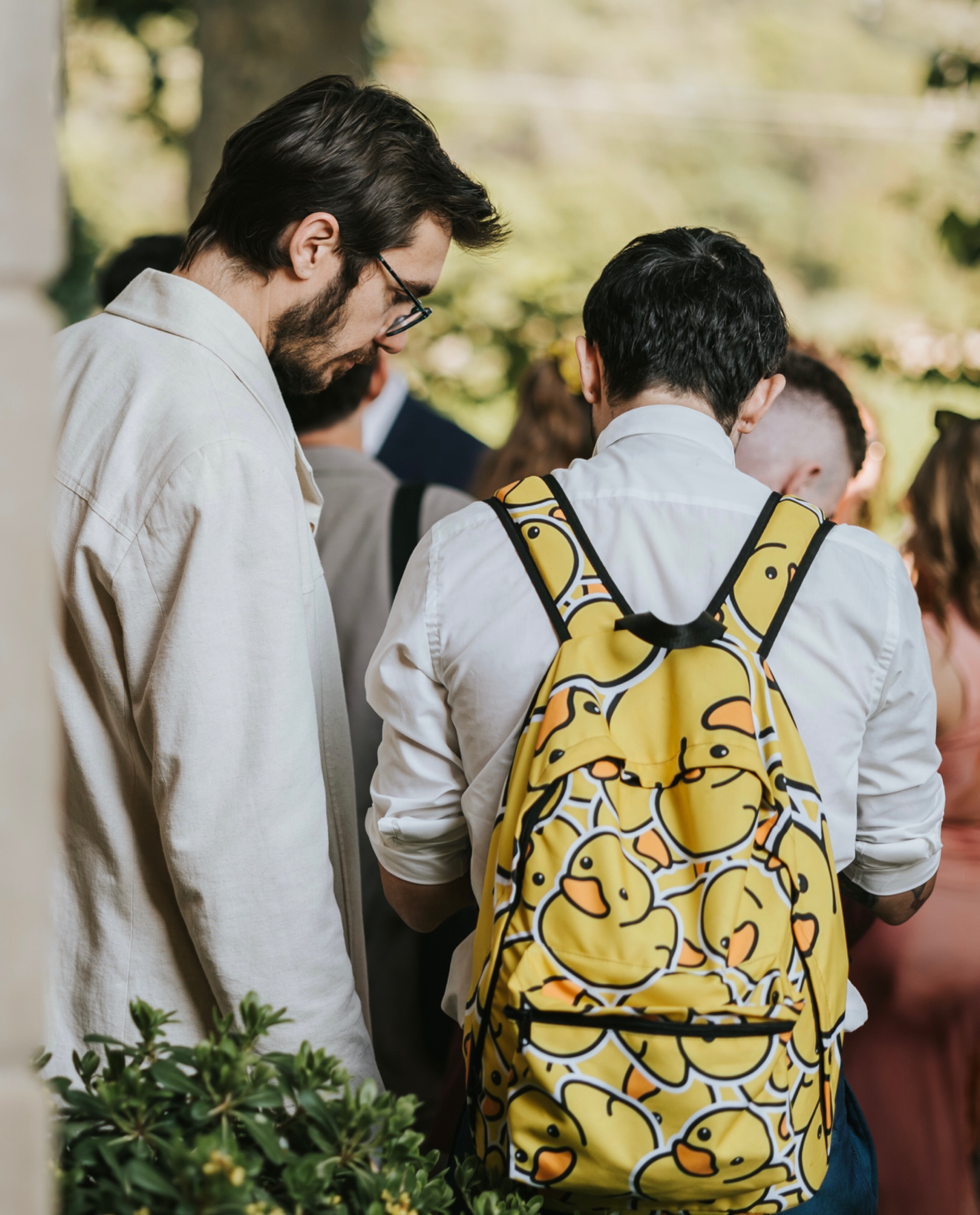 Au vu du succès rencontré par mon premier épisode des « moments épiques », il semblerait que nous ayons collectivement besoin de rétablir une vérité :
Non, un mariage n’est pas un éditorial de mode de 12 heures !
Heureusement... 😅
Parce qu’entre les photos Pinterest parfaitement cadrées et la réalité, il y a souvent un monde. Un monde dans lequel quelqu’un trébuche. Quelqu’un éclate de rire au mauvais moment. Quelqu’un fait une grimace absolument mémorable pendant la cérémonie. Et où certaines personnes semblent oublier toute notion de dignité après minuit. 🍾
Et franchement ? C’est exactement pour ça qu’on les aime.
Parce qu’un mariage, ce n’est pas seulement beau. C’est vivant. C’est un mélange de joie, d’émotions, de maladresse, de spontanéité et de chaos parfaitement organisé. Ce sont les larmes qui coulent sur un maquillage fraîchement réalisé. Les enfants qui refusent catégoriquement de coopérer avec le programme officiel des festivités. Les témoins qui racontent des anecdotes qu’il aurait peut-être mieux valu garder secrètes. 🫣
Bref. La vraie vie. Et la vraie vie est rarement lisse. Je crois même que les souvenirs les plus précieux se cachent souvent dans ces moments-là. Ceux qui n’étaient pas prévus, qui ne rentreront jamais dans une checklist de mariage parfait, ceux qui vous ressemblent vraiment.
Alors voici votre rappel du jour : le jour de votre mariage, vous avez le droit d’être vous-même ! De rire trop fort. De pleurer. De danser bizarrement. De porter des baskets sous votre robe. De raconter des blagues nulles (surtout celle des 2 œufs dans le frigo 😂 dédicace à ma copine qui se reconnaîtra). Ou de manger votre pièce montée avec autant d’élégance qu’un enfant de 4 ans.
Personne ne vous en voudra. 🫶🏻
Et si quelqu’un vous juge... dites-vous que les moments les plus mémorables ne sont presque jamais les plus maîtrisés. Et ce sont toujours eux qui finissent dans la valise à souvenirs. 🧳❤️
.
🙏🏻☺️ Merci à tous mes mariés pour ces moments épiques : Juliette & Raphaël, Kathy & Brent, Laura & Louis, Willow & Valentin, Julie & Gabriel, Magali & Benoît, Sacha & Antoine et Laura & Axel.
.
#momentdrole #photographemariage #vraievie