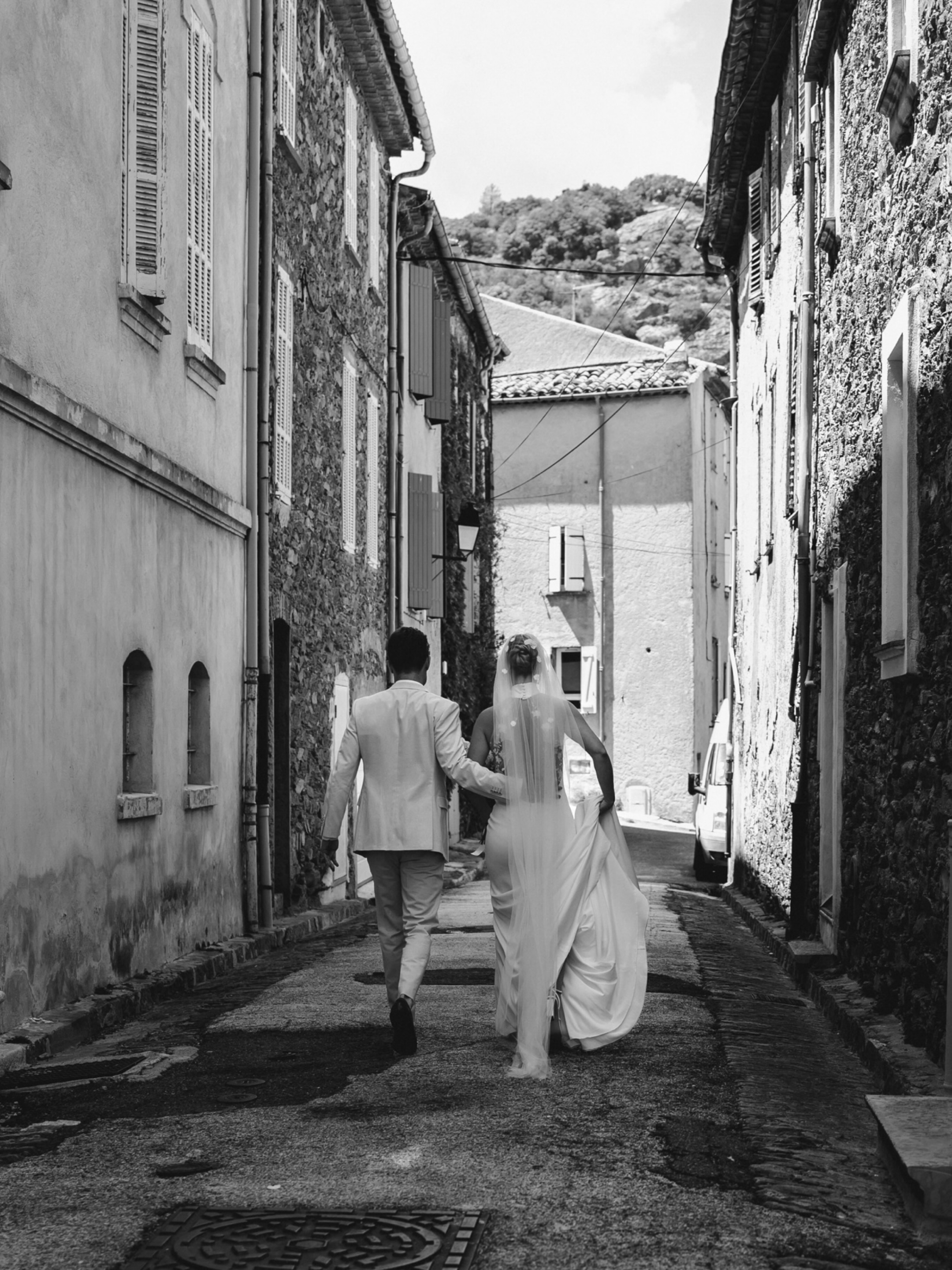Quand on est Anglais, qu’on vit à Sydney et qu’on décide de réunir tous ses proches en Provence pour se marier, on ne fait pas les choses à moitié...
C’est ce qu’ont fait Kathy & Brent. Des milliers de kilomètres parcourus, des valises remplies, des fuseaux horaires oubliés pour quelques jours. Et à l’arrivée : le soleil de Provence, les cigales, les verres qui s’entrechoquent, et une sacrée bande de copains visiblement prête à faire honneur à l’événement.
J’aime les mariages où les invités viennent de loin parce qu’il y a quelque chose de profondément touchant dans le fait de traverser un pays, un continent ou parfois une planète entière pour être présent pour ceux qu’on aime. Ce jour-là, il n’y avait pas seulement deux personnes qui se mariaient. Il y avait une collection de liens, d’histoires, d’amitiés et de souvenirs construits au fil des années. Et ça se voyait, dans les accolades, dans les regards, dans les discours qui faisaient rire une minute avant de faire monter les larmes la suivante.
Et puis il y avait cette ambiance si particulière que seules les grandes retrouvailles savent créer. Comme si tout le monde avait conscience que ces moments-là sont rares. Précieux. Et qu’il fallait en profiter jusqu’à la dernière seconde.
Alors ils ont ri.
Ils ont trinqué.
Ils ont dansé.
Beaucoup.
Au fond, ce mariage n’était pas seulement une célébration. C’était un prétexte pour réunir tous ceux qui comptent. Et quand on y pense, c’est ça, le vrai luxe aujourd’hui : réussir à rassembler toutes les personnes qu’on aime autour d’une même table, même quand elles vivent aux quatre coins du monde.
Et ça, c’est le genre de souvenir qui mérite largement sa place dans une valise à souvenirs. 🧳📸🫶🏻
.
WP : @yourecostory
Photo : @elielle.fr
Video : @notaphotographer.weddingfilms
Traiteur : @maison_nans
DJ : @mixandlight
Décoration : @piecesuniqueslocation
Fleurs : @la_serre_hyeres
.
#destinationwedding #photographemariage #mariageenprovence