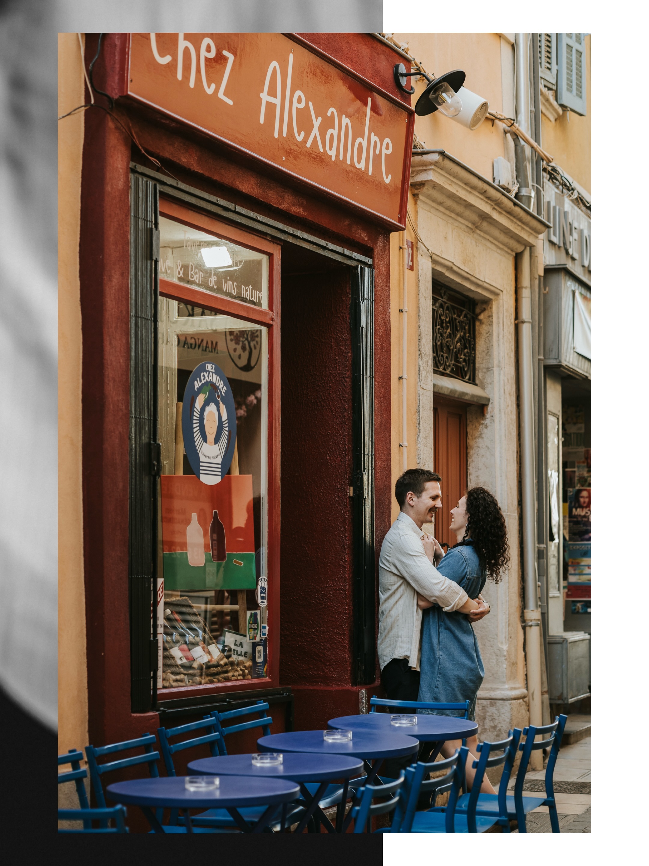 Certaines séances engagement racontent déjà un peu le mariage à venir. D’autres racontent surtout une histoire qui a commencé bien avant...
Carole et Rémi se marient l’année prochaine en région parisienne. Mais pour leur séance engagement, ils ont choisi de revenir ici, à La Ciotat. Parce qu’il y a des endroits qui comptent un peu plus que les autres. Des lieux où l’on aime revenir, des rues qui réveillent des souvenirs, des paysages qui font partie de l’histoire sans que l’on sache toujours expliquer pourquoi. Et je crois que c’est exactement ce qui rend une séance photo spéciale. Pas le décor parfait mais le sens qu’on lui donne. 🫶🏻
Lorsque je leur ai parlé de ma valise à souvenirs, ils ont immédiatement compris où je voulais en venir. Parce qu’au fond, cette séance n’était pas seulement là pour annoncer un mariage. Elle était là pour conserver une trace d’un chapitre de leur histoire. De cette période si particulière où l’on prépare l’un des plus beaux jours de sa vie. De ces moments où l’on se projette, où l’on imagine l’avenir, tout en profitant encore un peu du présent. Alors nous avons marché dans les rues de leur ville de cœur. Nous avons ri. Nous avons profité de la lumière. Et nous avons rempli un peu plus leur valise à souvenirs. 🧳❤️
Un jour, dans dix, vingt ou trente ans, ces photos ne raconteront pas seulement à quoi ils ressemblaient. Elles raconteront qui ils étaient, ce qu’ils vivaient et l’endroit qu’ils avaient choisi pour célébrer ce moment de leur histoire. Et finalement, c’est peut-être ça, le vrai pouvoir des souvenirs : nous permettre de revenir, le temps d’une image, dans un lieu que l’on aime et dans une version de nous-mêmes que l’on ne voudrait jamais tout à fait oublier. ✨
.
#photodecouple #photographeprovence #seancecouple