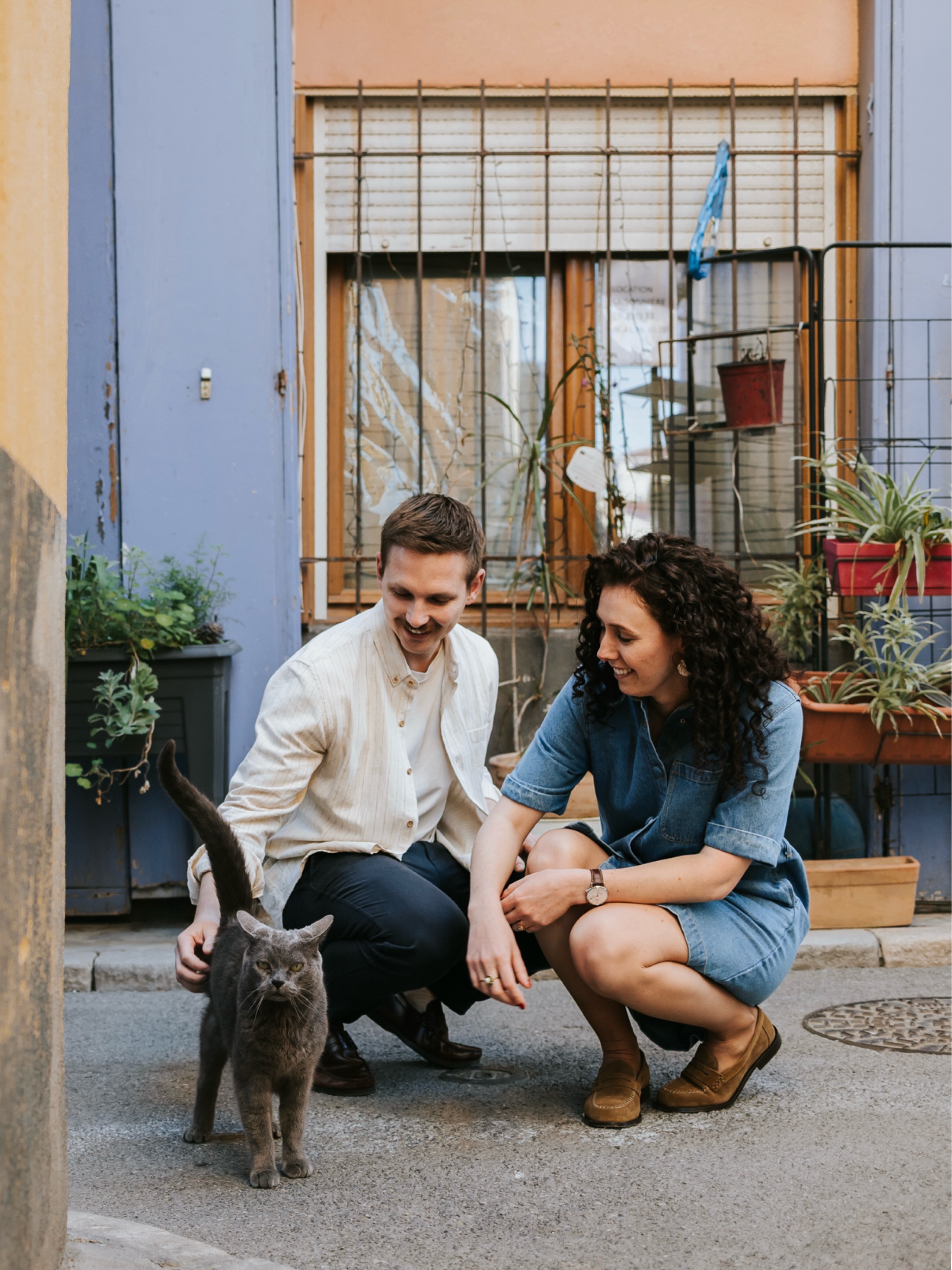 Certaines séances engagement racontent déjà un peu le mariage à venir. D’autres racontent surtout une histoire qui a commencé bien avant...
Carole et Rémi se marient l’année prochaine en région parisienne. Mais pour leur séance engagement, ils ont choisi de revenir ici, à La Ciotat. Parce qu’il y a des endroits qui comptent un peu plus que les autres. Des lieux où l’on aime revenir, des rues qui réveillent des souvenirs, des paysages qui font partie de l’histoire sans que l’on sache toujours expliquer pourquoi. Et je crois que c’est exactement ce qui rend une séance photo spéciale. Pas le décor parfait mais le sens qu’on lui donne. 🫶🏻
Lorsque je leur ai parlé de ma valise à souvenirs, ils ont immédiatement compris où je voulais en venir. Parce qu’au fond, cette séance n’était pas seulement là pour annoncer un mariage. Elle était là pour conserver une trace d’un chapitre de leur histoire. De cette période si particulière où l’on prépare l’un des plus beaux jours de sa vie. De ces moments où l’on se projette, où l’on imagine l’avenir, tout en profitant encore un peu du présent. Alors nous avons marché dans les rues de leur ville de cœur. Nous avons ri. Nous avons profité de la lumière. Et nous avons rempli un peu plus leur valise à souvenirs. 🧳❤️
Un jour, dans dix, vingt ou trente ans, ces photos ne raconteront pas seulement à quoi ils ressemblaient. Elles raconteront qui ils étaient, ce qu’ils vivaient et l’endroit qu’ils avaient choisi pour célébrer ce moment de leur histoire. Et finalement, c’est peut-être ça, le vrai pouvoir des souvenirs : nous permettre de revenir, le temps d’une image, dans un lieu que l’on aime et dans une version de nous-mêmes que l’on ne voudrait jamais tout à fait oublier. ✨
.
#photodecouple #photographeprovence #seancecouple