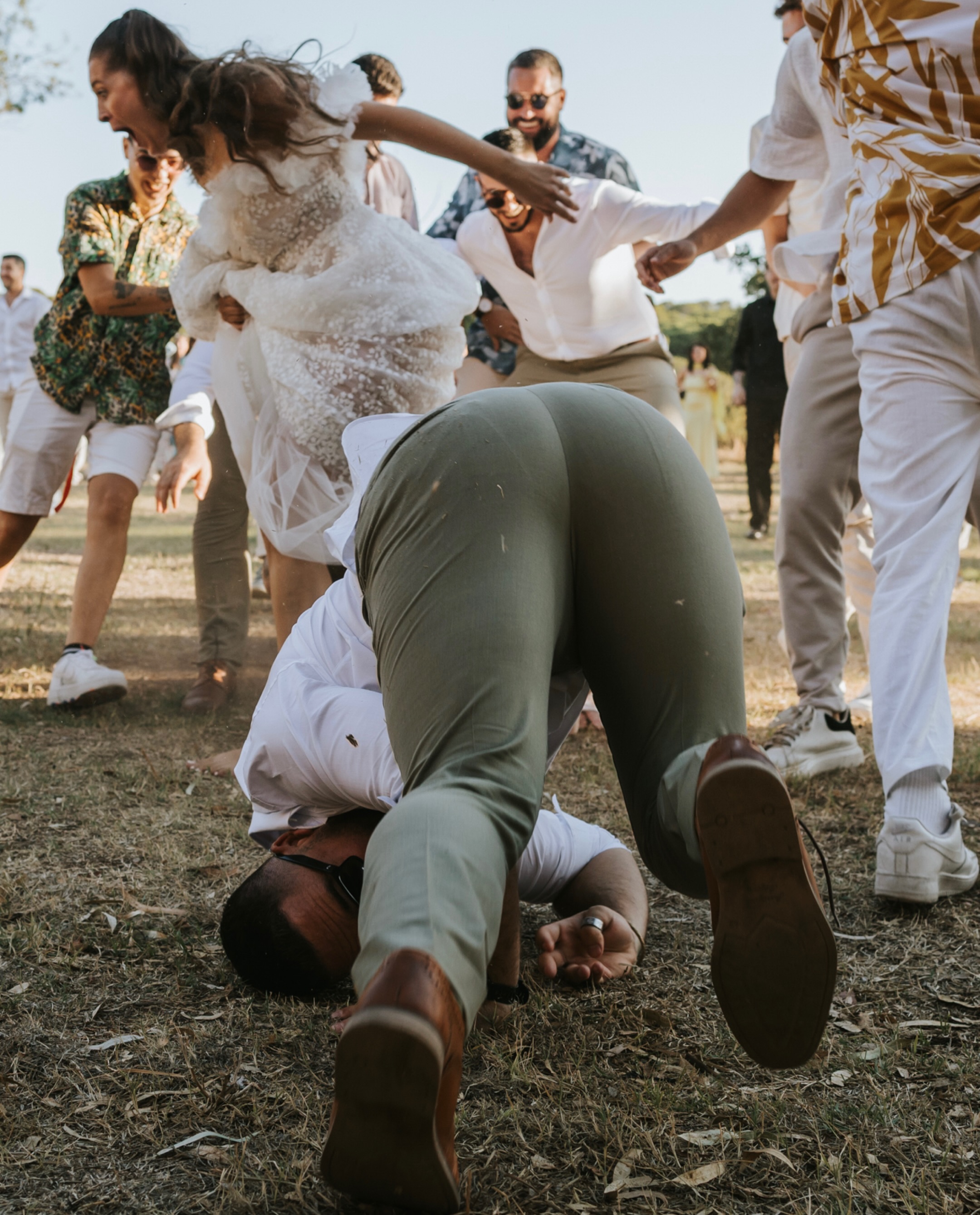 Au vu du succès rencontré par mon premier épisode des « moments épiques », il semblerait que nous ayons collectivement besoin de rétablir une vérité :
Non, un mariage n’est pas un éditorial de mode de 12 heures !
Heureusement... 😅
Parce qu’entre les photos Pinterest parfaitement cadrées et la réalité, il y a souvent un monde. Un monde dans lequel quelqu’un trébuche. Quelqu’un éclate de rire au mauvais moment. Quelqu’un fait une grimace absolument mémorable pendant la cérémonie. Et où certaines personnes semblent oublier toute notion de dignité après minuit. 🍾
Et franchement ? C’est exactement pour ça qu’on les aime.
Parce qu’un mariage, ce n’est pas seulement beau. C’est vivant. C’est un mélange de joie, d’émotions, de maladresse, de spontanéité et de chaos parfaitement organisé. Ce sont les larmes qui coulent sur un maquillage fraîchement réalisé. Les enfants qui refusent catégoriquement de coopérer avec le programme officiel des festivités. Les témoins qui racontent des anecdotes qu’il aurait peut-être mieux valu garder secrètes. 🫣
Bref. La vraie vie. Et la vraie vie est rarement lisse. Je crois même que les souvenirs les plus précieux se cachent souvent dans ces moments-là. Ceux qui n’étaient pas prévus, qui ne rentreront jamais dans une checklist de mariage parfait, ceux qui vous ressemblent vraiment.
Alors voici votre rappel du jour : le jour de votre mariage, vous avez le droit d’être vous-même ! De rire trop fort. De pleurer. De danser bizarrement. De porter des baskets sous votre robe. De raconter des blagues nulles (surtout celle des 2 œufs dans le frigo 😂 dédicace à ma copine qui se reconnaîtra). Ou de manger votre pièce montée avec autant d’élégance qu’un enfant de 4 ans.
Personne ne vous en voudra. 🫶🏻
Et si quelqu’un vous juge... dites-vous que les moments les plus mémorables ne sont presque jamais les plus maîtrisés. Et ce sont toujours eux qui finissent dans la valise à souvenirs. 🧳❤️
.
🙏🏻☺️ Merci à tous mes mariés pour ces moments épiques : Juliette & Raphaël, Kathy & Brent, Laura & Louis, Willow & Valentin, Julie & Gabriel, Magali & Benoît, Sacha & Antoine et Laura & Axel.
.
#momentdrole #photographemariage #vraievie