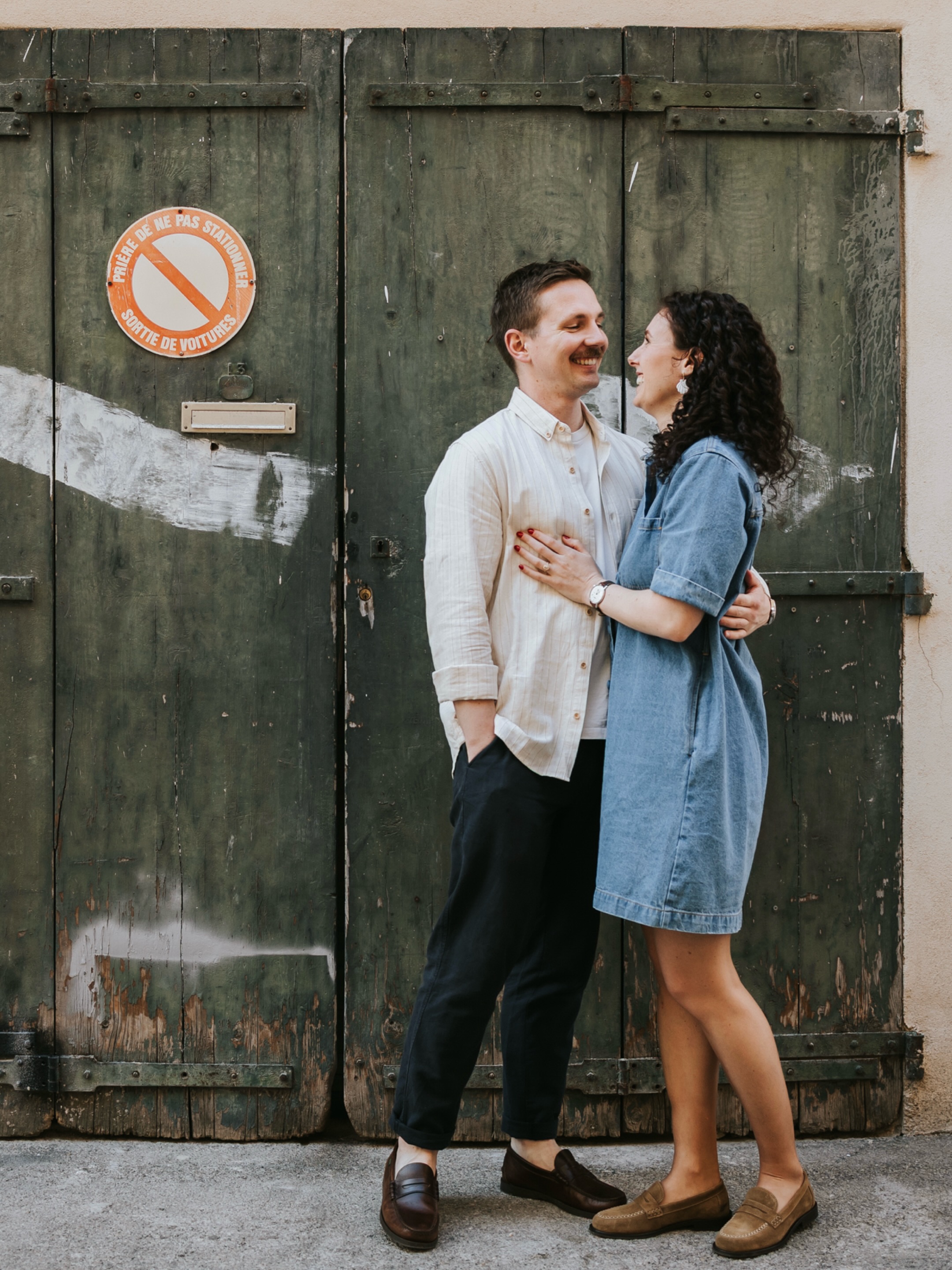 Certaines séances engagement racontent déjà un peu le mariage à venir. D’autres racontent surtout une histoire qui a commencé bien avant...
Carole et Rémi se marient l’année prochaine en région parisienne. Mais pour leur séance engagement, ils ont choisi de revenir ici, à La Ciotat. Parce qu’il y a des endroits qui comptent un peu plus que les autres. Des lieux où l’on aime revenir, des rues qui réveillent des souvenirs, des paysages qui font partie de l’histoire sans que l’on sache toujours expliquer pourquoi. Et je crois que c’est exactement ce qui rend une séance photo spéciale. Pas le décor parfait mais le sens qu’on lui donne. 🫶🏻
Lorsque je leur ai parlé de ma valise à souvenirs, ils ont immédiatement compris où je voulais en venir. Parce qu’au fond, cette séance n’était pas seulement là pour annoncer un mariage. Elle était là pour conserver une trace d’un chapitre de leur histoire. De cette période si particulière où l’on prépare l’un des plus beaux jours de sa vie. De ces moments où l’on se projette, où l’on imagine l’avenir, tout en profitant encore un peu du présent. Alors nous avons marché dans les rues de leur ville de cœur. Nous avons ri. Nous avons profité de la lumière. Et nous avons rempli un peu plus leur valise à souvenirs. 🧳❤️
Un jour, dans dix, vingt ou trente ans, ces photos ne raconteront pas seulement à quoi ils ressemblaient. Elles raconteront qui ils étaient, ce qu’ils vivaient et l’endroit qu’ils avaient choisi pour célébrer ce moment de leur histoire. Et finalement, c’est peut-être ça, le vrai pouvoir des souvenirs : nous permettre de revenir, le temps d’une image, dans un lieu que l’on aime et dans une version de nous-mêmes que l’on ne voudrait jamais tout à fait oublier. ✨
.
#photodecouple #photographeprovence #seancecouple