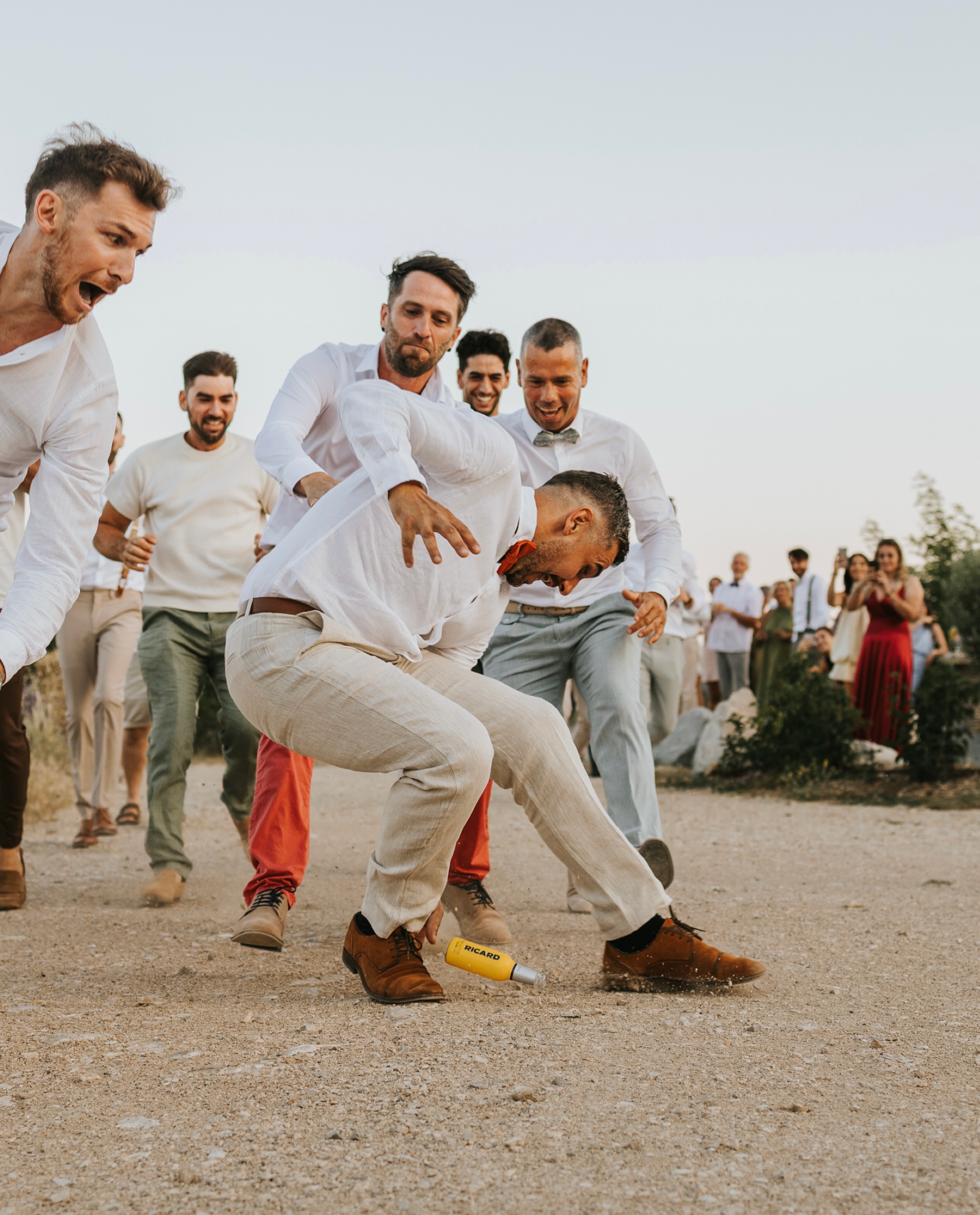 Au vu du succès rencontré par mon premier épisode des « moments épiques », il semblerait que nous ayons collectivement besoin de rétablir une vérité :
Non, un mariage n’est pas un éditorial de mode de 12 heures !
Heureusement... 😅
Parce qu’entre les photos Pinterest parfaitement cadrées et la réalité, il y a souvent un monde. Un monde dans lequel quelqu’un trébuche. Quelqu’un éclate de rire au mauvais moment. Quelqu’un fait une grimace absolument mémorable pendant la cérémonie. Et où certaines personnes semblent oublier toute notion de dignité après minuit. 🍾
Et franchement ? C’est exactement pour ça qu’on les aime.
Parce qu’un mariage, ce n’est pas seulement beau. C’est vivant. C’est un mélange de joie, d’émotions, de maladresse, de spontanéité et de chaos parfaitement organisé. Ce sont les larmes qui coulent sur un maquillage fraîchement réalisé. Les enfants qui refusent catégoriquement de coopérer avec le programme officiel des festivités. Les témoins qui racontent des anecdotes qu’il aurait peut-être mieux valu garder secrètes. 🫣
Bref. La vraie vie. Et la vraie vie est rarement lisse. Je crois même que les souvenirs les plus précieux se cachent souvent dans ces moments-là. Ceux qui n’étaient pas prévus, qui ne rentreront jamais dans une checklist de mariage parfait, ceux qui vous ressemblent vraiment.
Alors voici votre rappel du jour : le jour de votre mariage, vous avez le droit d’être vous-même ! De rire trop fort. De pleurer. De danser bizarrement. De porter des baskets sous votre robe. De raconter des blagues nulles (surtout celle des 2 œufs dans le frigo 😂 dédicace à ma copine qui se reconnaîtra). Ou de manger votre pièce montée avec autant d’élégance qu’un enfant de 4 ans.
Personne ne vous en voudra. 🫶🏻
Et si quelqu’un vous juge... dites-vous que les moments les plus mémorables ne sont presque jamais les plus maîtrisés. Et ce sont toujours eux qui finissent dans la valise à souvenirs. 🧳❤️
.
🙏🏻☺️ Merci à tous mes mariés pour ces moments épiques : Juliette & Raphaël, Kathy & Brent, Laura & Louis, Willow & Valentin, Julie & Gabriel, Magali & Benoît, Sacha & Antoine et Laura & Axel.
.
#momentdrole #photographemariage #vraievie