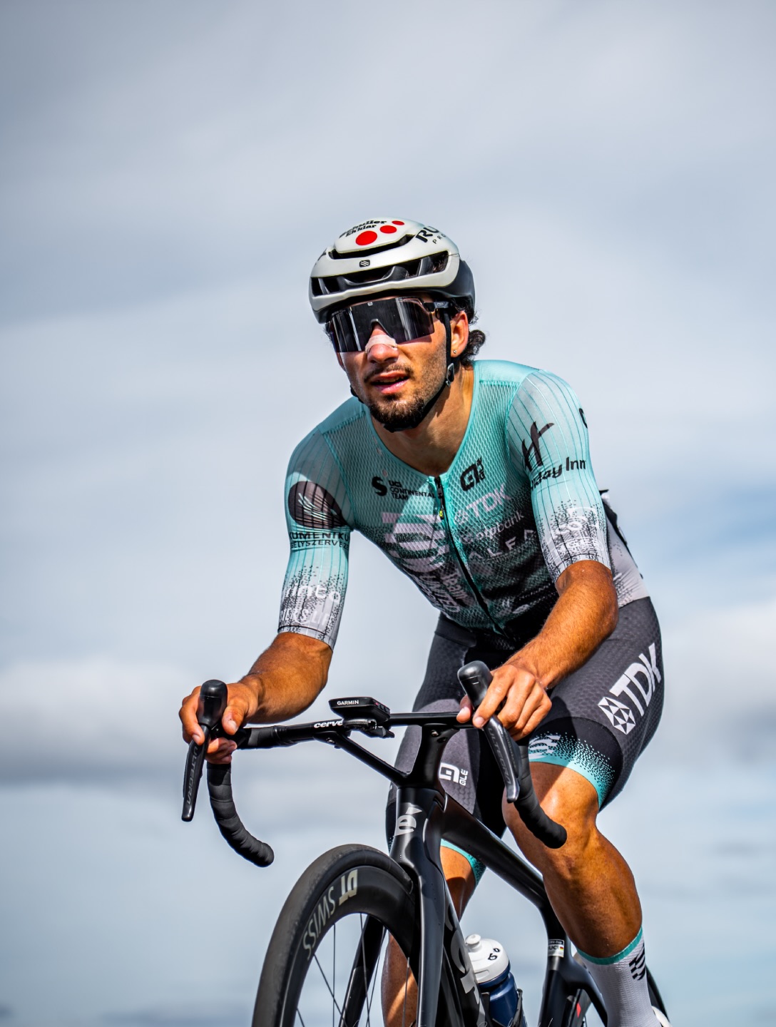 Goodbye, Slovakia!
It was a great five days with the TUS riders, doing TUS rider things—winning a stage, getting in breakaways, and wearing special jerseys.
On the last day, Michal was our best-placed rider, finishing 25th on top of Kráľova hoľa.
-
A Kráľova hoľa-an, azaz a Király-hegyen végződött az idei Szlovák körverseny, ahová tegnap sok magyar szurkoló is kilátogatott!
Ezen a napon Michal volt a legjobb a csapatból egy 25. hellyel, és végül az összetettben is ő lett a legjobb TUS-os, hasonló helyezéssel.
Erik szakaszgyőzelme, a szökések és az egy napig hordott pöttyös trikó is azt mutatja, hogy hoztuk a formát 🥹
Köszönjük a szurkolást mindenkinek!
📸 @mgvisuals06
#tus_riders #TeamUnitedShipping