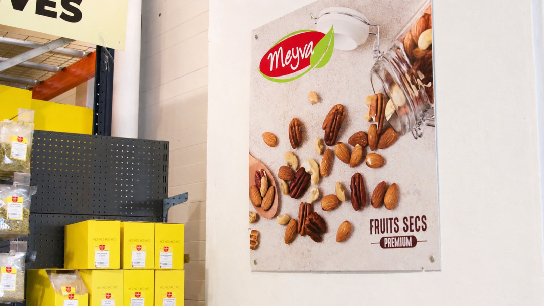En rayon comme à l’apéritif, certains produits se démarquent clairement chez nos clients professionnels.
Côté performance, la gamme torréfiée arrive en tête, notamment les noisettes, les noix de cajou et leurs déclinaisons snacking. Les amandes torréfiées sont elles aussi très appréciées.
Si ces références fonctionnent si bien, ce n’est pas un hasard, tout commence par une sélection rigoureuse à la source, sur les origines, les variétés, les calibres et les grades, puis par notre savoir-faire en torréfaction.
Vous voulez découvrir les références les plus demandées pour votre point de vente ? Contactez-nous.