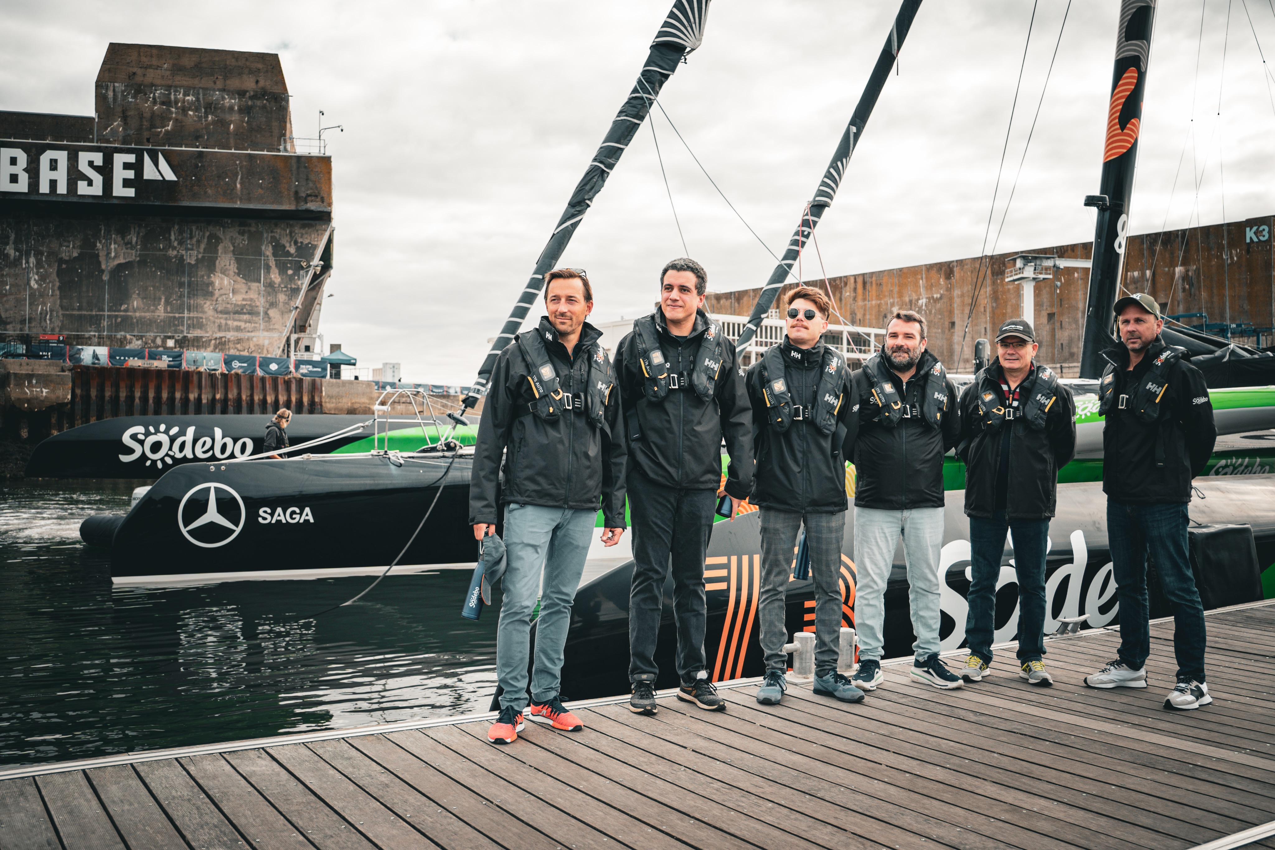 Une journée dans les coulisses de la Formule 1 des mers. 🌊 Entrer dans la base du Team Sodebo Voile. Échanger avec celles et ceux qui imaginent, préparent et repoussent les limites. Puis monter à bord de Sodebo Ultim 3 et prendre le large. Là, tout prend une autre dimension : la vitesse, les éléments, la précision, l’engagement. Un monde finalement pas si éloigné du nôtre : celui de la performance, de la technologie et des émotions qu’elles procurent. Une journée que nous sommes fiers d’avoir partagée avec nos clients. #SAGA #SAGAMercedes #SodeboVoile