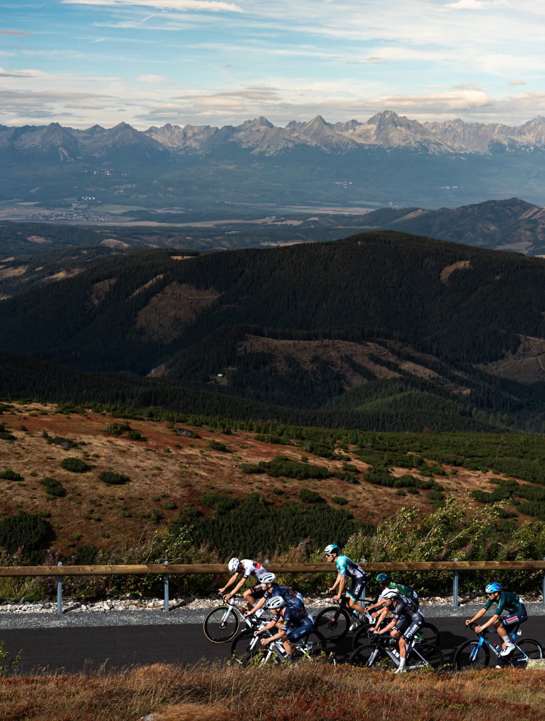 Goodbye, Slovakia!
It was a great five days with the TUS riders, doing TUS rider things—winning a stage, getting in breakaways, and wearing special jerseys.
On the last day, Michal was our best-placed rider, finishing 25th on top of Kráľova hoľa.
-
A Kráľova hoľa-an, azaz a Király-hegyen végződött az idei Szlovák körverseny, ahová tegnap sok magyar szurkoló is kilátogatott!
Ezen a napon Michal volt a legjobb a csapatból egy 25. hellyel, és végül az összetettben is ő lett a legjobb TUS-os, hasonló helyezéssel.
Erik szakaszgyőzelme, a szökések és az egy napig hordott pöttyös trikó is azt mutatja, hogy hoztuk a formát 🥹
Köszönjük a szurkolást mindenkinek!
📸 @mgvisuals06
#tus_riders #TeamUnitedShipping