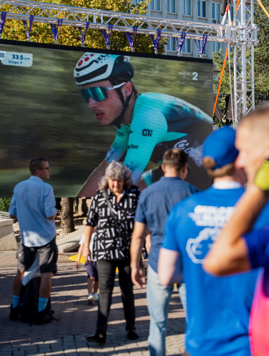 WHAT A COMEBACK! 🫡
After a few tough days, Erik made us forget it all with a sensational victory on Stage 4 of the Tour de Slovaquie! Winning in a way most can only dream of—staying clear from the breakaway while the chasing peloton sprinted behind him at 70 km/h, holding them off by mere meters! What a ride! 🔥
It’s also worth remembering there’s still one stage left: the Queen Stage, finishing with an HC climb! Let’s finish the job in style! 👊
-
Nincsenek szavak! 🫡
Volt pár nehéz napunk itt Szlovákiában, de Erik győzelme a 4. szakaszon mindent feledtetett! Szökésből így hazaérni, miközben a 70-nel sprintelő mezőny már csak méterekre volt mögötte… nem mindennapi látvány!
És ha már látvány: holnap jön az utolsó felvonás! A királyetap vár a mezőnyre, a végén egy kiemelt (HC) hegyi befutóval. A csapat morálja az egekben, nagy menet lesz!
📸 @lapajhu
#tus_riders #TeamUnitedShipping