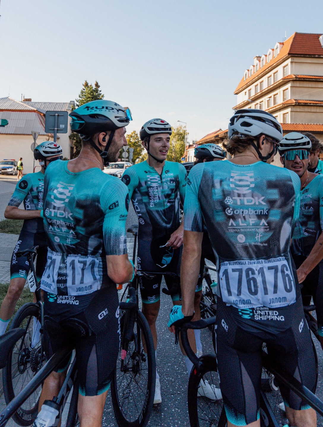 WHAT A COMEBACK! 🫡
After a few tough days, Erik made us forget it all with a sensational victory on Stage 4 of the Tour de Slovaquie! Winning in a way most can only dream of—staying clear from the breakaway while the chasing peloton sprinted behind him at 70 km/h, holding them off by mere meters! What a ride! 🔥
It’s also worth remembering there’s still one stage left: the Queen Stage, finishing with an HC climb! Let’s finish the job in style! 👊
-
Nincsenek szavak! 🫡
Volt pár nehéz napunk itt Szlovákiában, de Erik győzelme a 4. szakaszon mindent feledtetett! Szökésből így hazaérni, miközben a 70-nel sprintelő mezőny már csak méterekre volt mögötte… nem mindennapi látvány!
És ha már látvány: holnap jön az utolsó felvonás! A királyetap vár a mezőnyre, a végén egy kiemelt (HC) hegyi befutóval. A csapat morálja az egekben, nagy menet lesz!
📸 @lapajhu
#tus_riders #TeamUnitedShipping