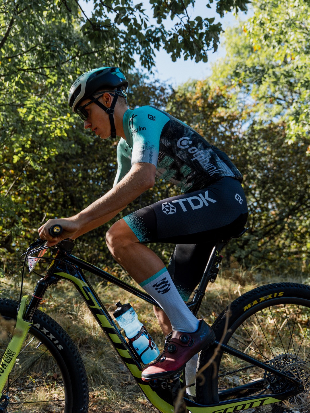 🥈 XCM Országos Bajnokság pódium 🥉
A hétvégén Erik és Máté tértek vissza a gyökereikhez, és a mountain bike maraton országos bajnokságon álltak rajthoz Pécsett. Ugyan a címet nem sikerült elhozniuk, de a dobogóra így is mindketten felfértek: Máté második, Erik pedig harmadik lett.
-
This weekend, Erik and Máté returned to their roots and lined up at the Mountain Bike Marathon National Championship in Pécs. Although they didn’t manage to take the title, both made it onto the podium: Máté finished second, and Erik took third.
📸 @lapajhu
#tus_riders #TeamUnitedShipping